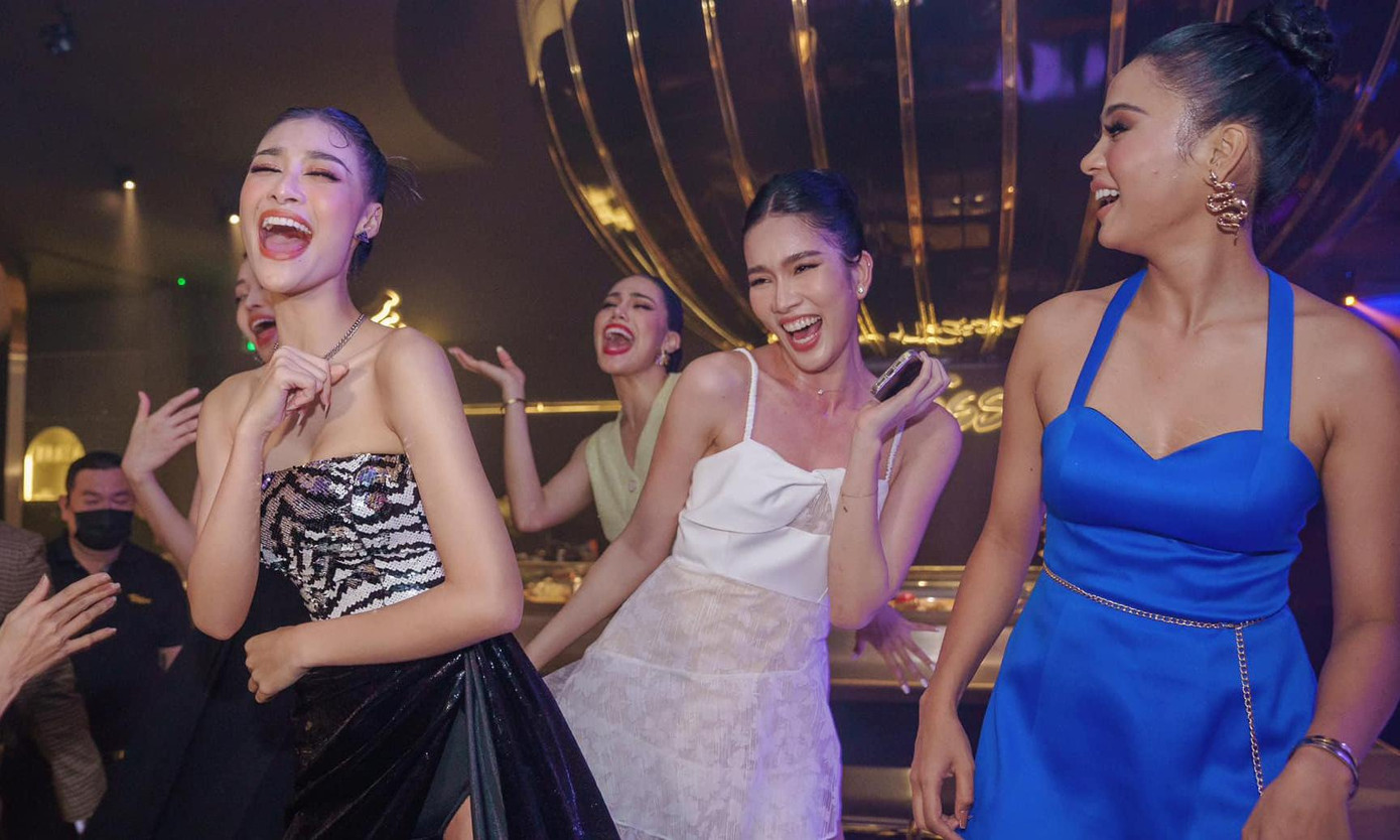 Tại buổi tiệc, dàn người đẹp đã có những giây phút 'quẩy' hết mình trên sân khấu. Vốn là một người đẹp hiền dịu, thanh lịch nên khoảnh khắc Á hậu Phương Anh nhảy nhót hết mình bên Kiều Loan và dàn mỹ nhân Miss Grand Thái Lan khiến các fans thích thú.