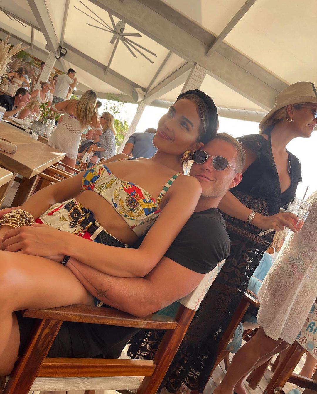 Trước đây, cô từng hẹn hò với một số người như cầu thủ bóng chày Tim Tebow (hiện đã lấy vợ), cầu thủ bóng bầu dục Danny Amendola - người đã bỏ cô khi thấy bạn gái chụp ảnh khoả thân trên tạp chí áo tắm danh tiếng Sports Illustrated 2018. Trước đây, cô từng hẹn hò với một số người như cầu thủ bóng chày Tim Tebow (hiện đã lấy vợ), cầu thủ bóng bầu dục Danny Amendola - người đã bỏ cô khi thấy bạn gái chụp ảnh khoả thân trên tạp chí áo tắm danh tiếng Sports Illustrated 2018.