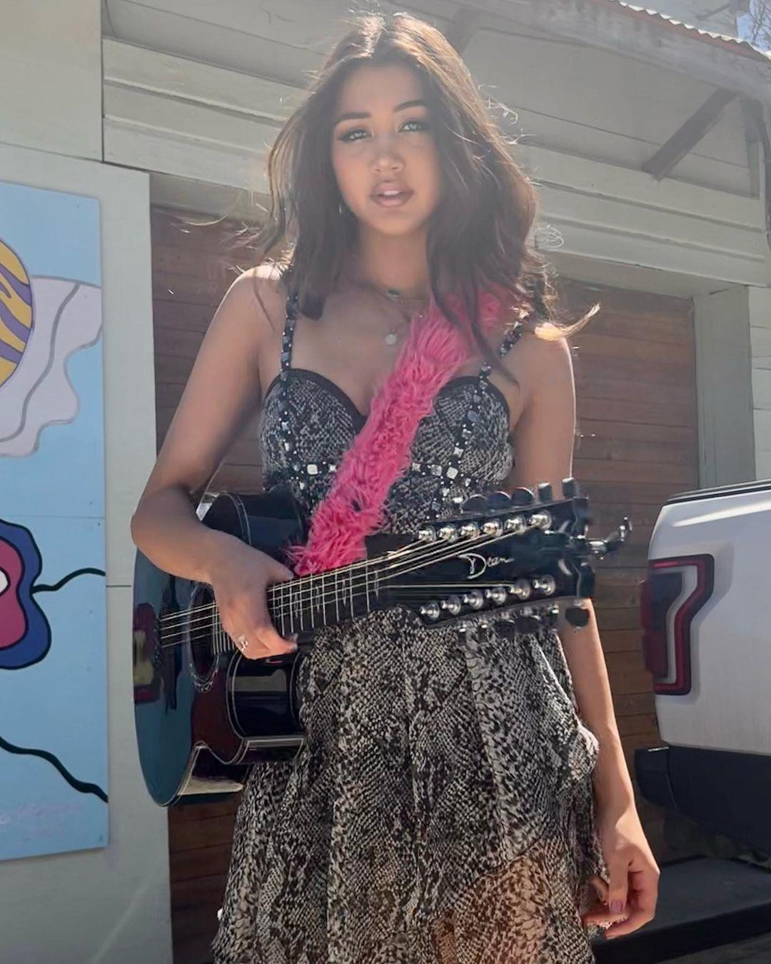 Người đẹp sáng lập tổ chức Music4M.I.R.A.C.L.E sau khi bố của cô bị đột quỵ.