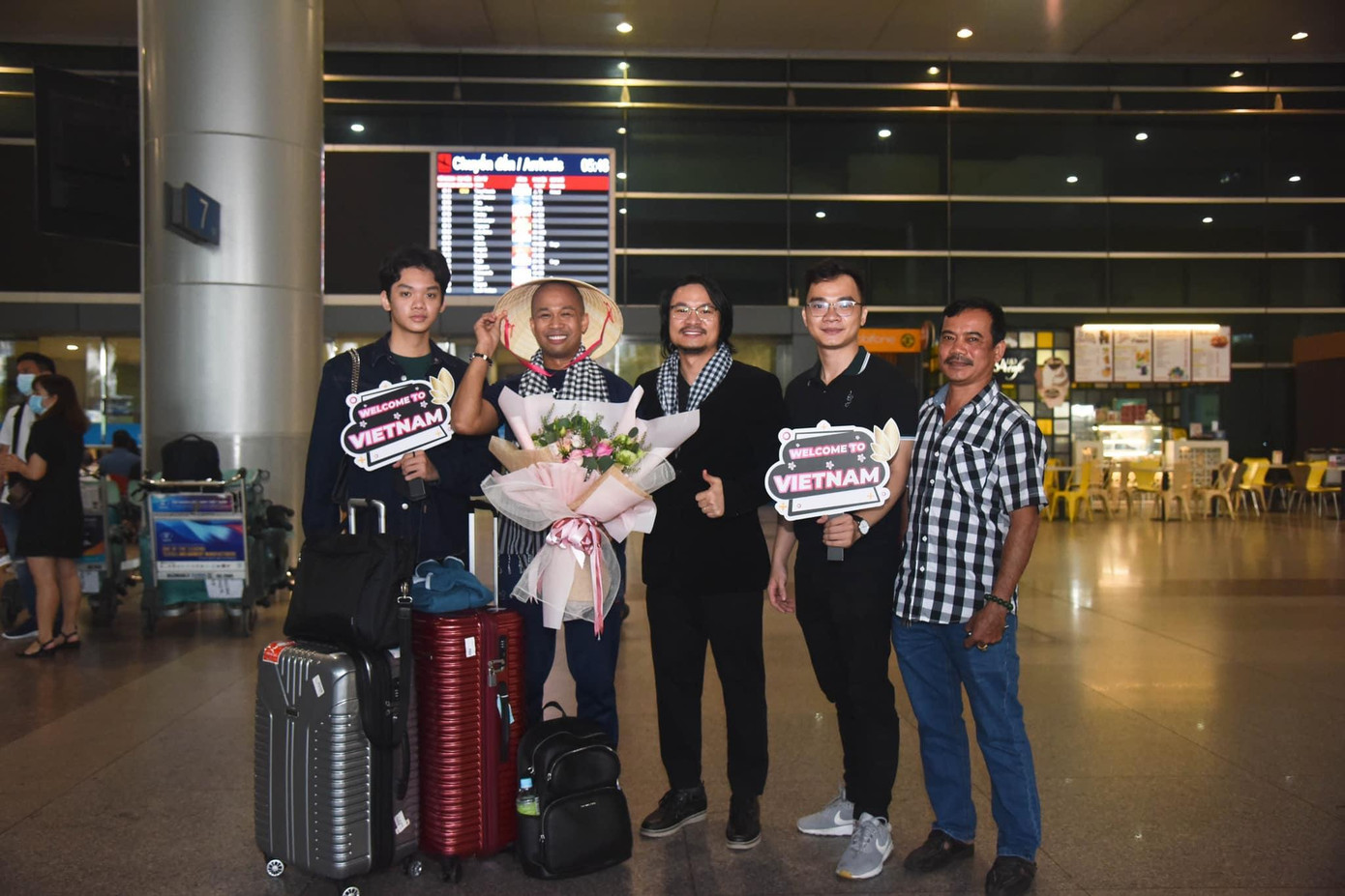 Giám đốc truyền thông của Miss International - ông Stephen Inventor-Diáz cũng đã có mặt tại Việt Nam để chuẩn bị tham dự buổi lễ trao sash cho Á hậu Phương Anh vào chiều 13/6.