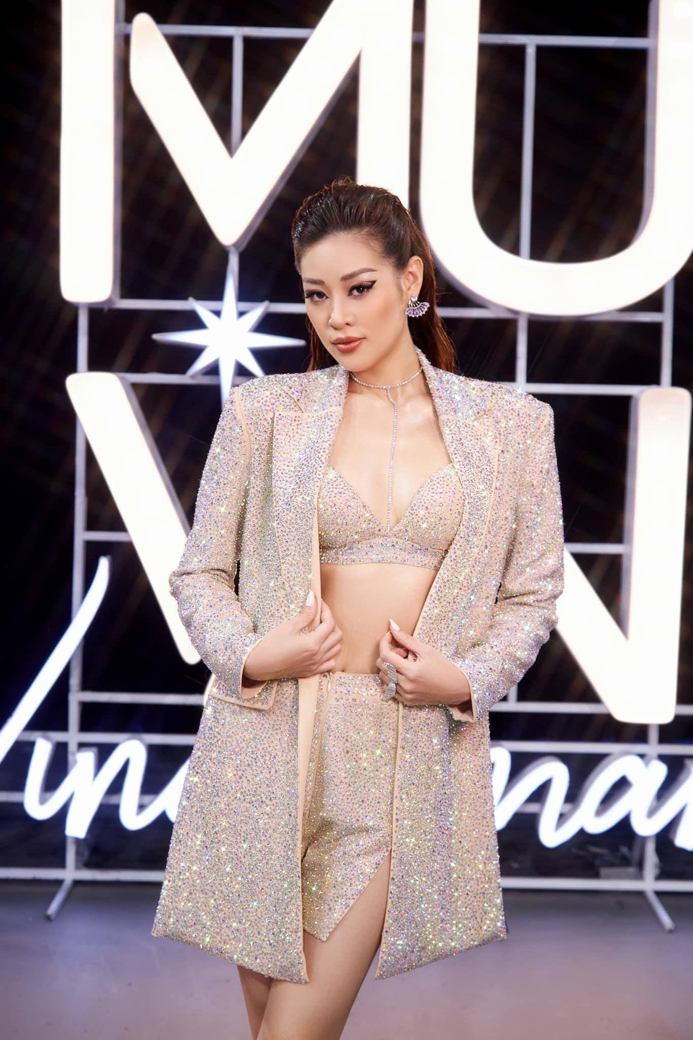 Hoa hậu Khánh Vân gây ấn tượng với set đồ sequin bao gồm áo blazer kết hợp với chân váy và áo ngực lấp lánh.