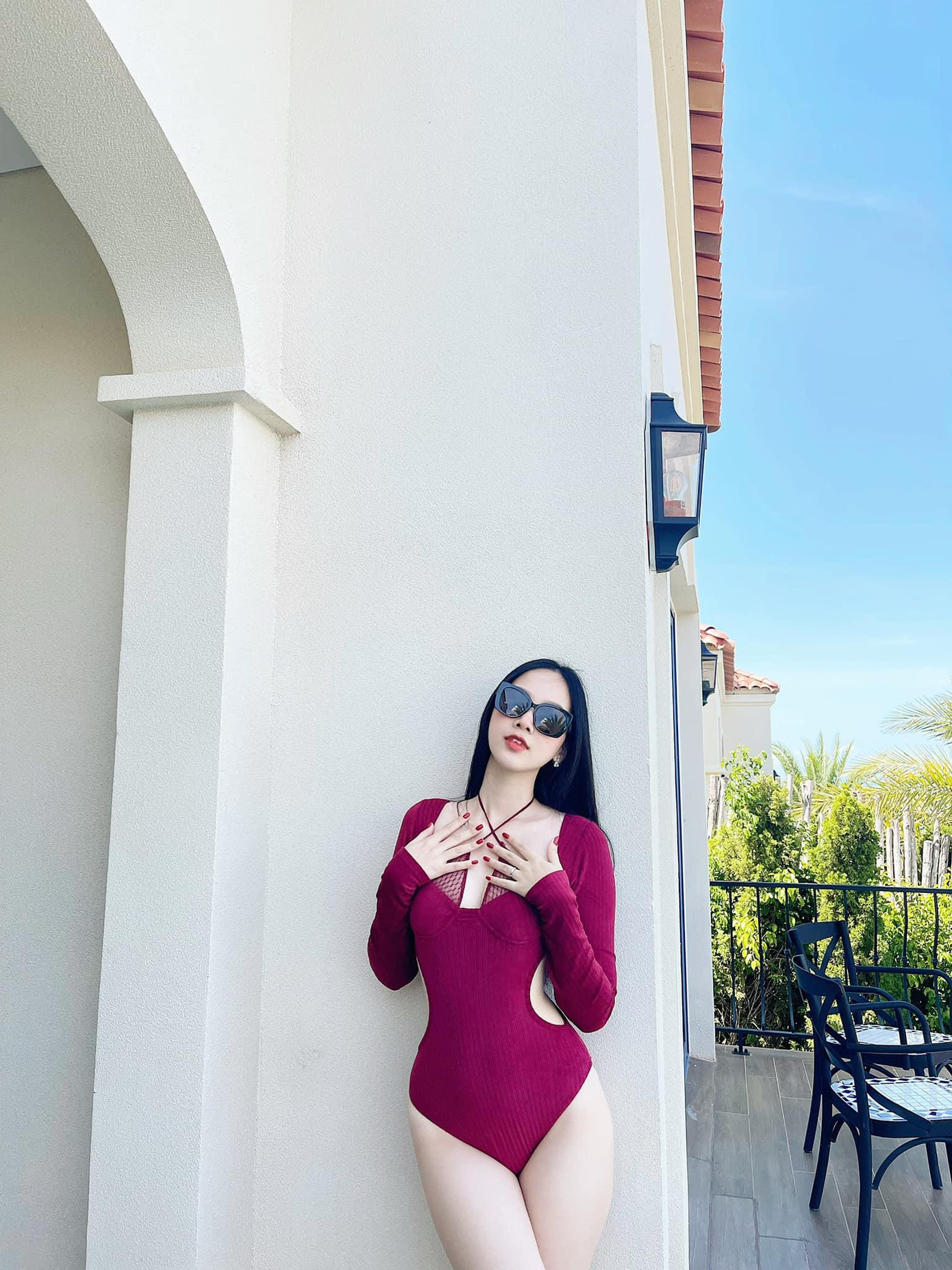 Phương Quỳnh khoe dáng nóng bỏng với áo tắm cut-out.