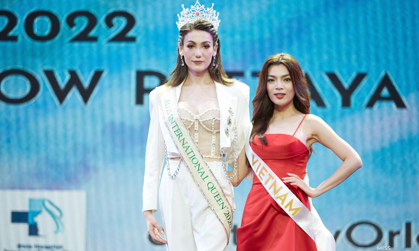 Valentina Fluchaire trao sash Vietnam cho người đẹp Phùng Trương Trân Đài. Vốn sở hữu chiều cao 'khủng' 1m80 lại cộng thêm đôi giày cao gót lênh khênh nên Trân Đài trở nên nhỏ bé khi đọ dáng với Valentina Fluchaire. Valentina Fluchaire trao sash Vietnam cho người đẹp Phùng Trương Trân Đài. Vốn sở hữu chiều cao 'khủng' 1m80 lại cộng thêm đôi giày cao gót lênh khênh nên Trân Đài trở nên nhỏ bé khi đọ dáng với Valentina Fluchaire.