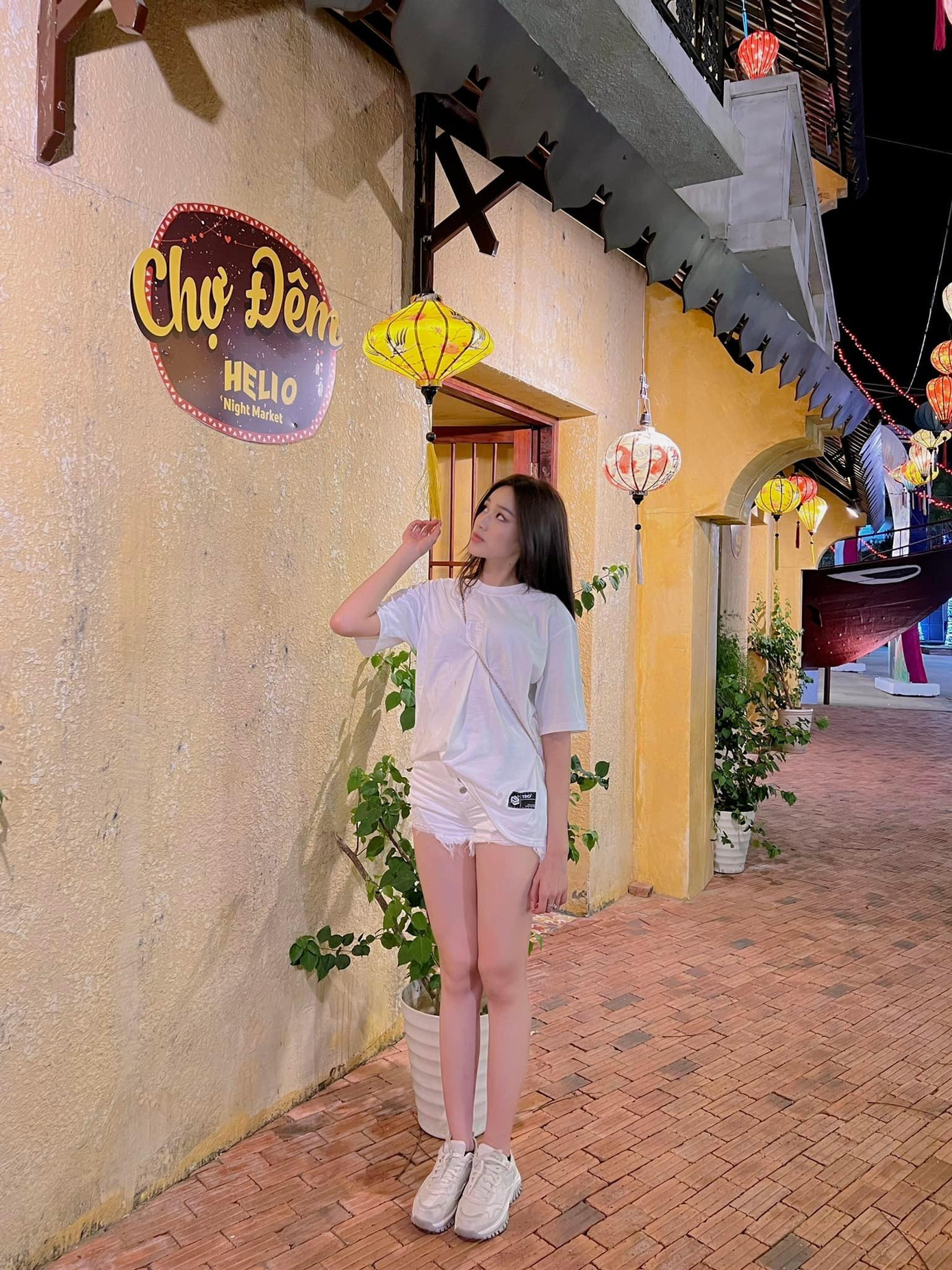 Hoa hậu Đỗ Thị Hà diện trang phục năng động, cá tính khi thăm thú phố đêm ở Đà Nẵng. Hoa hậu Đỗ Thị Hà diện trang phục năng động, cá tính khi thăm thú phố đêm ở Đà Nẵng.