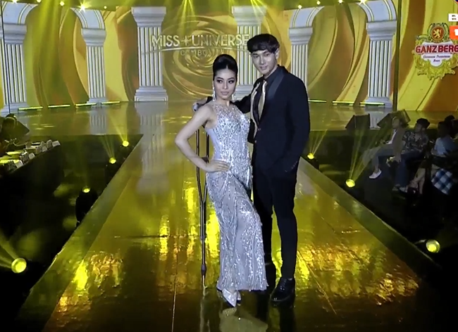 Cô nhận được sự hỗ trợ của một người mẫu nam.