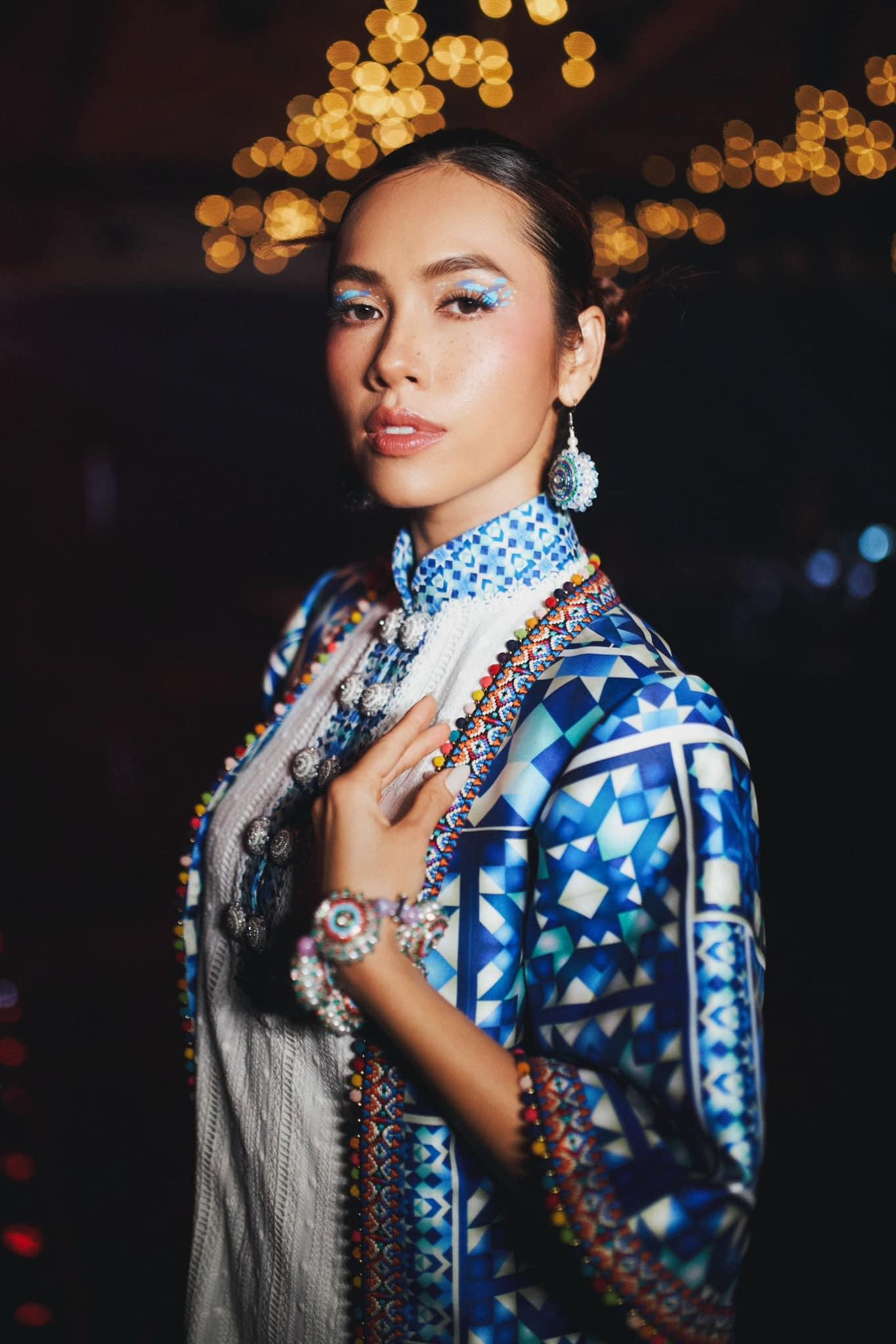 Á hậu Hoàng My diện bộ trang phục độc đáo lấy cảm hứng từ chiếc khăn Piêu.