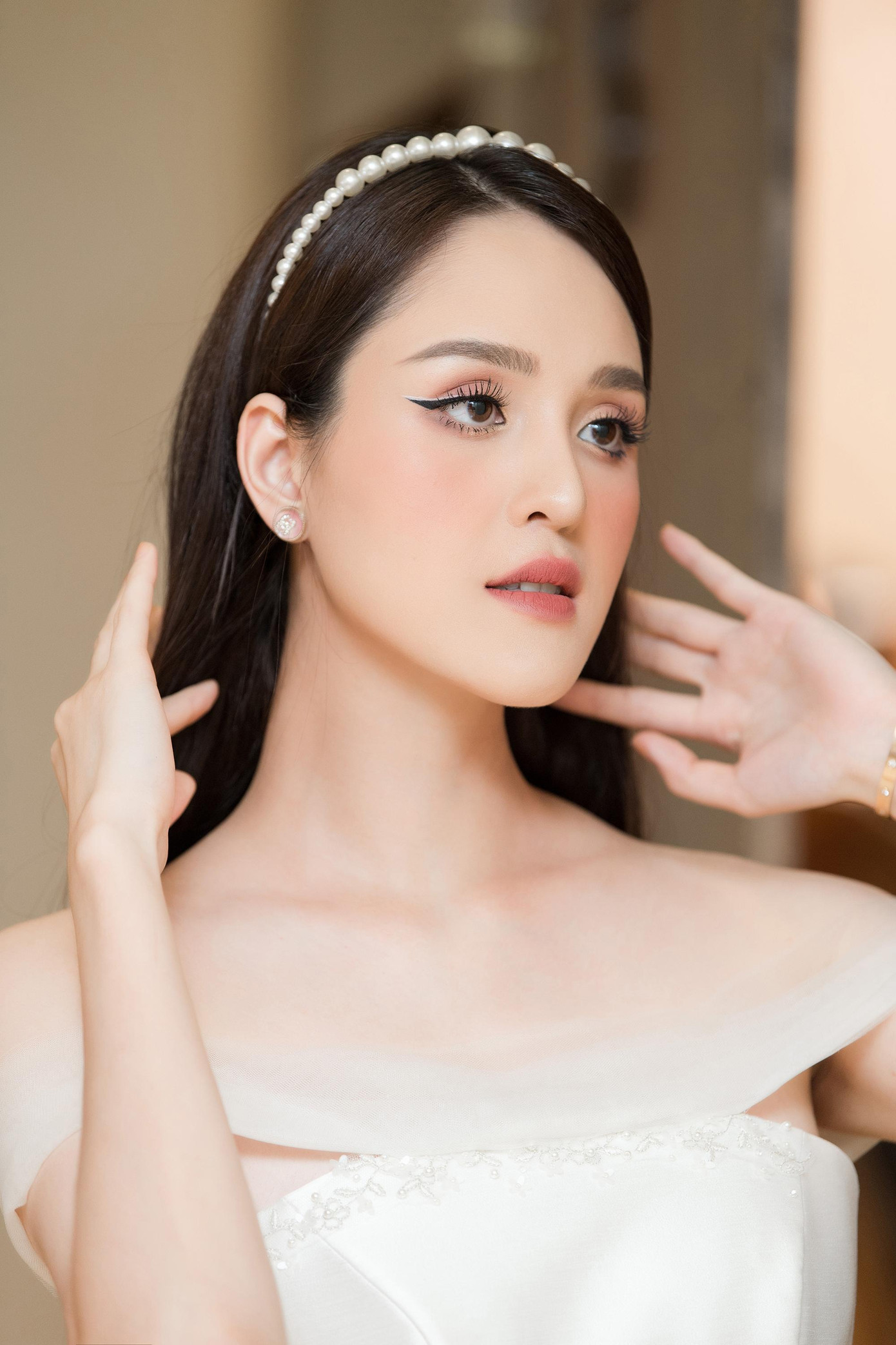 Sau nhiều năm rời xa showbiz để chăm sóc cho gia đình nhỏ của mình, thời gian gần đây Á hậu Hoàng Anh tái xuất mạnh mẽ ở nhiều sự kiện.