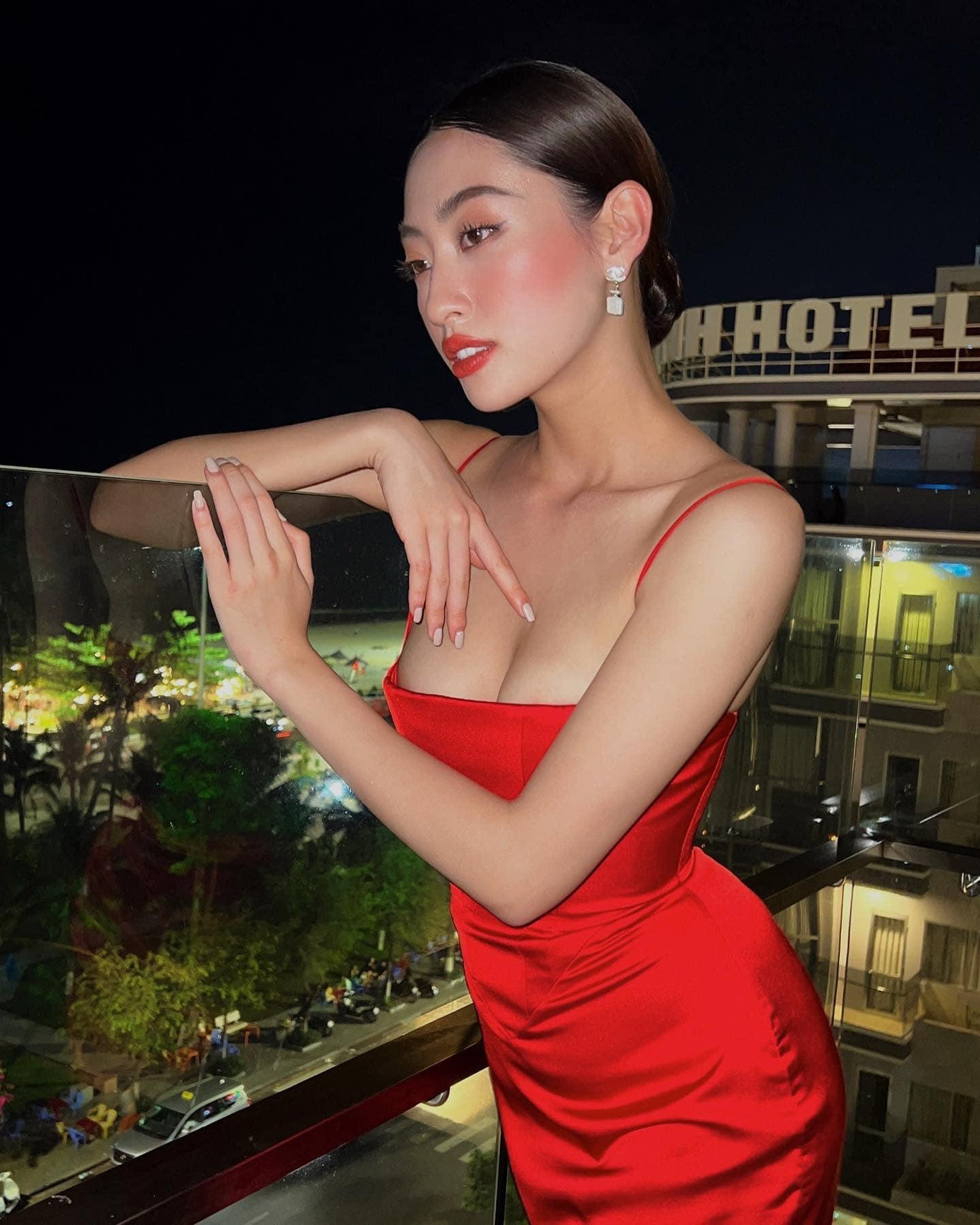 Người đẹp chọn kiểu búi tóc cao và trang điểm đậm để phù hợp với không gian tiệc tối.