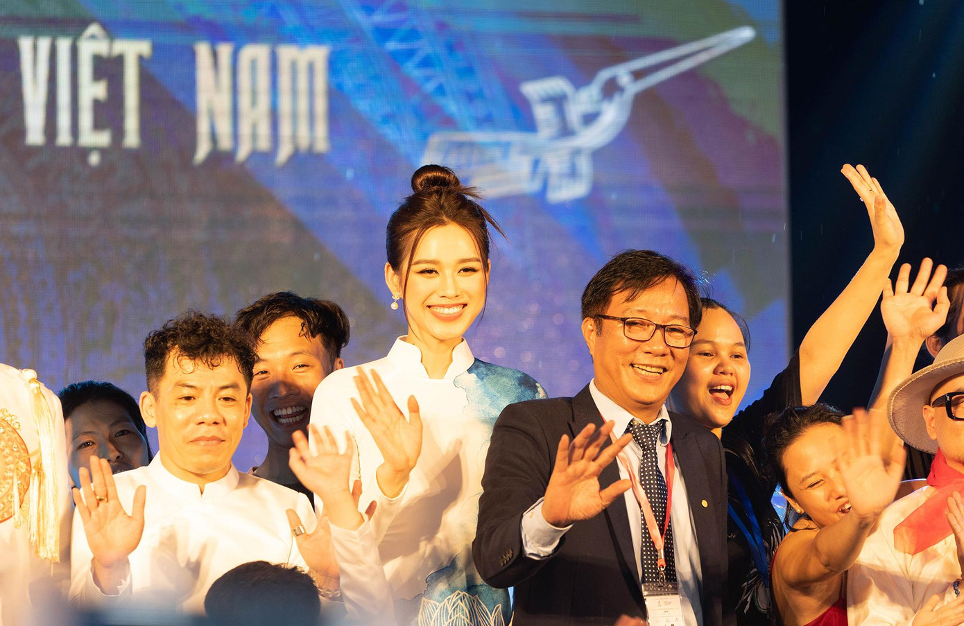 Nàng hậu xứ Thanh rạng rỡ trong chương trình.