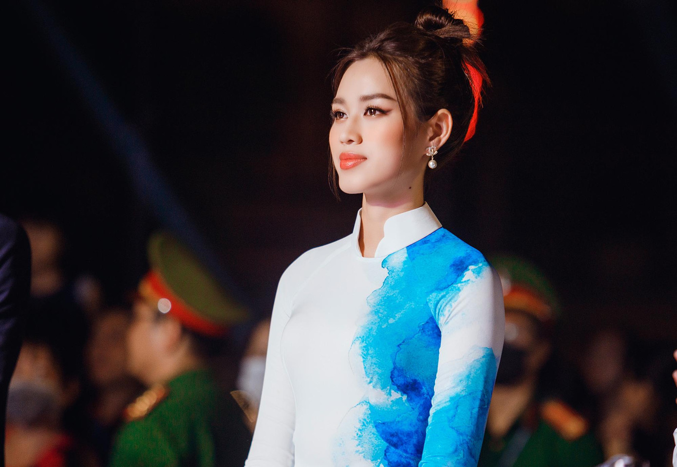 Nhan sắc xinh đẹp, lộng lẫy của Đỗ Thị Hà cũng đã ngay lập tức lọt vào ống kính của nhiều tay máy có mặt ở sự kiện.