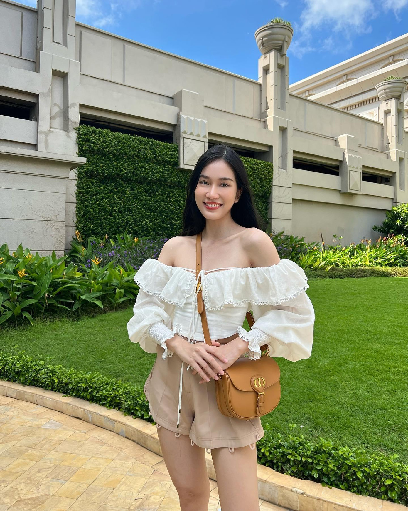 Á hậu Phương Anh mặc áo trễ vai khoe nhan sắc xinh đẹp, dịu dàng.