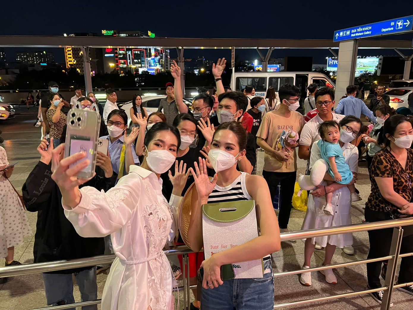 Á hậu Phương Anh chia tay Hoa hậu Quốc tế 2019 Sireethorn Leearamwat bay về nước sau chuyến công tác ngắn ngày tại TP. HCM.