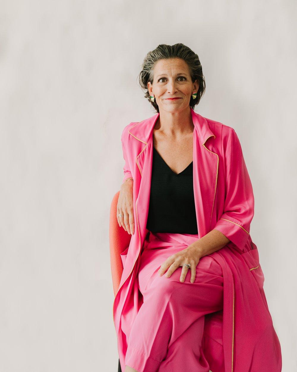 Chủ tịch tổ chức Hoa hậu Hoàn vũ - bà Paula Shugart và Giám đốc điều hành Hoa hậu Hoàn vũ - bà Amy Emmerich cũng sẽ góp mặt trong đêm thi chung kết với vai trò khách mời danh dự.