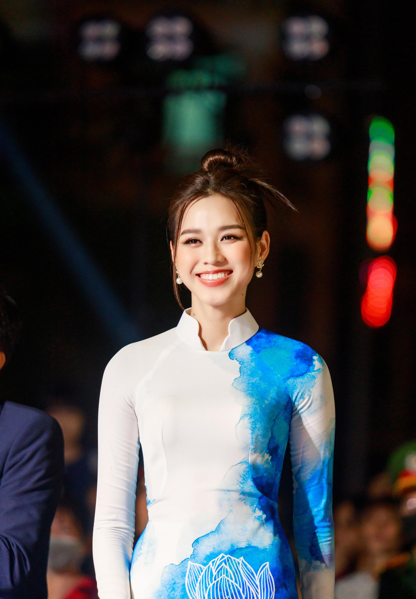 Vừa qua, Hoa hậu Đỗ Thị Hà rạng rỡ tham dự sự kiện Lễ hội Áo dài trẻ em Việt Nam được tổ chức ở Phú Thọ. Hoa hậu Việt Nam 2020 diện áo dài tông màu trắng, xanh với họa tiết hoa sen, khoe nhan sắc xinh đẹp rạng rỡ ở sự kiện.