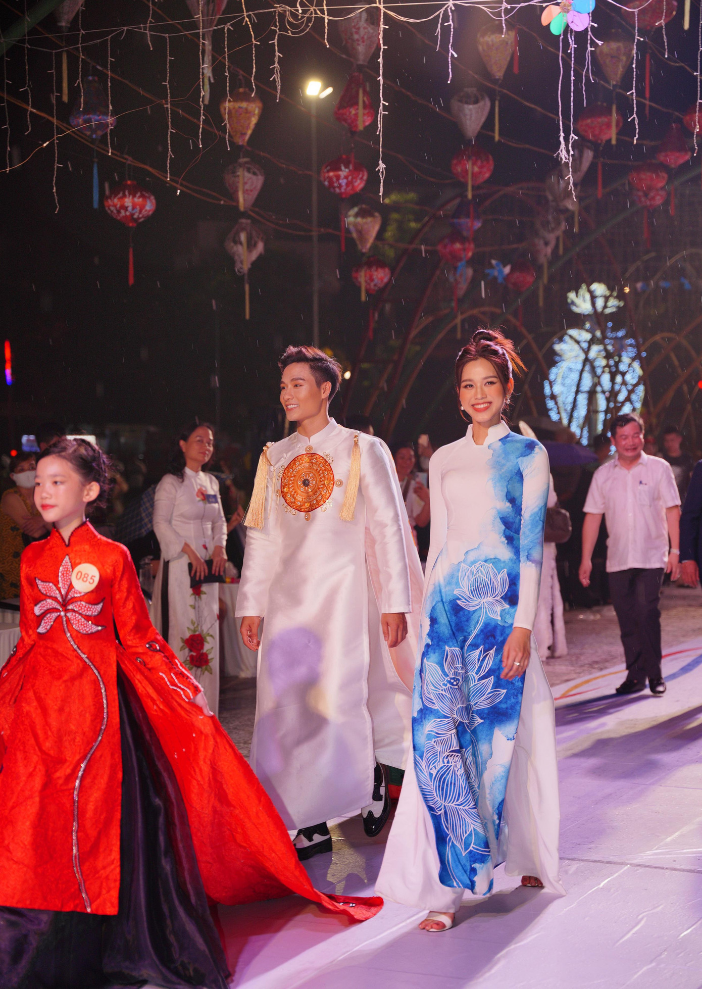 Hoa hậu Đỗ Thị Hà sải bước bên cạnh Quán quân Vietnam Fitness Model 2019 Bùi Xuân Đạt – người sẽ đại diện Việt Nam thi Nam vương Siêu quốc gia 2022.