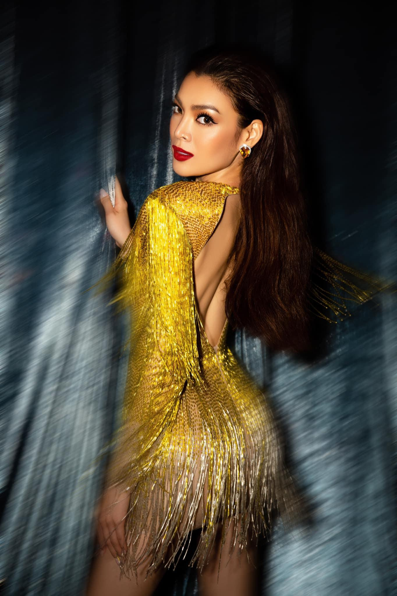 Với những gam màu đại diện cho cộng đồng của mình Trân Đài thể hiện tinh thần tự hào và niềm hãnh diện khi là người con của cộng đồng LGBTQ+ và đang mang trên vai trọng trách rất lớn cho hành trình đặc biệt lần này.