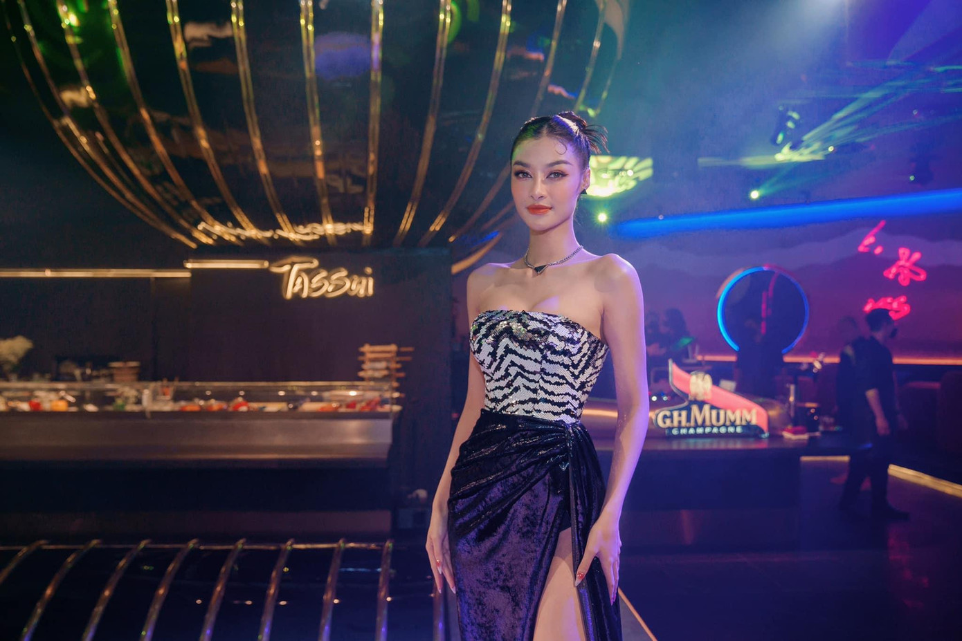 Á hậu Kiều Loan diện váy họa tiết da báo khoe vai trần sexy trong buổi tiệc.