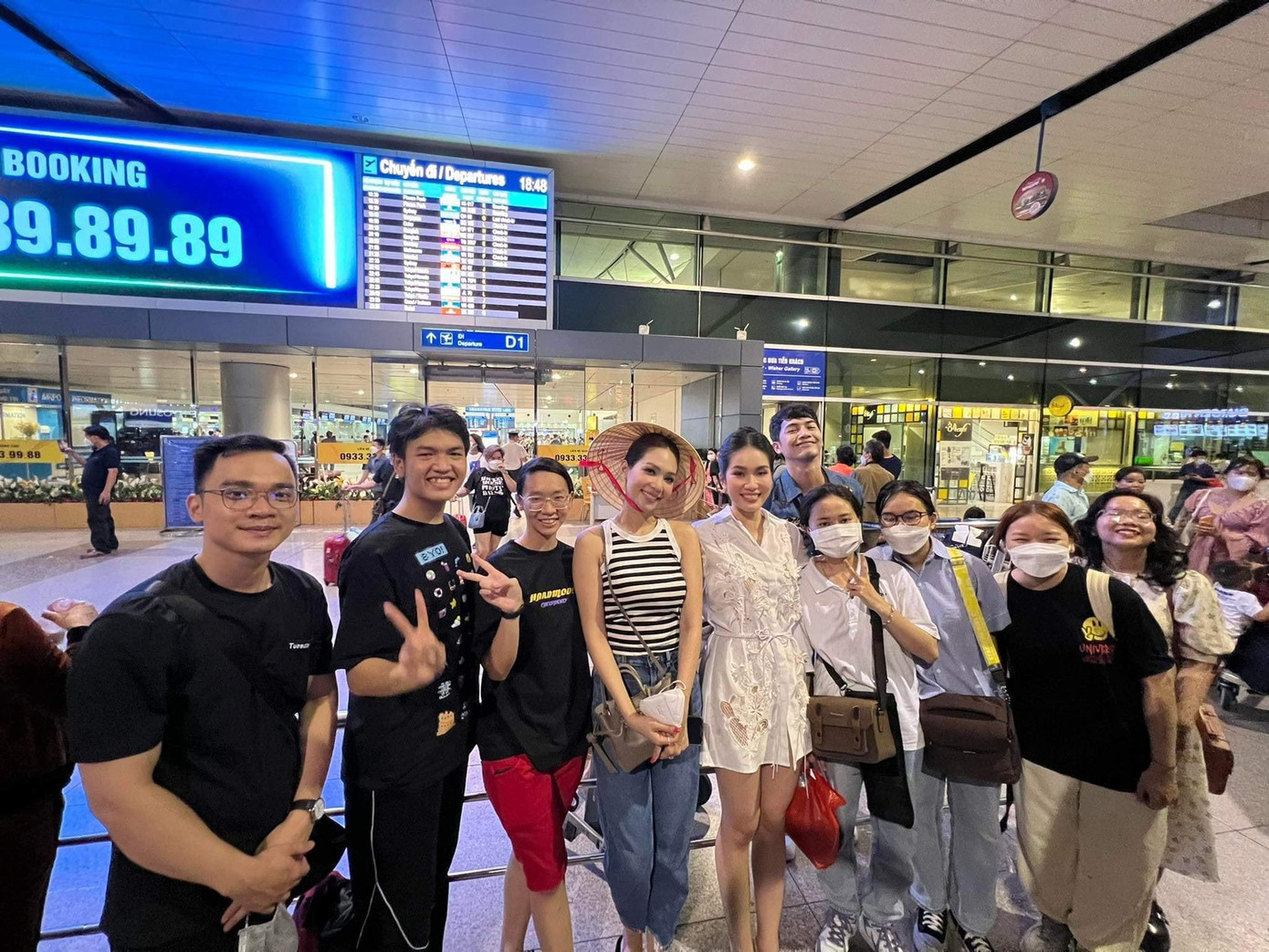 Đông đảo người hâm mộ đã cùng Á hậu Phương Anh ra sân bay để tiễn Sireethorn Leearamwat về nước.