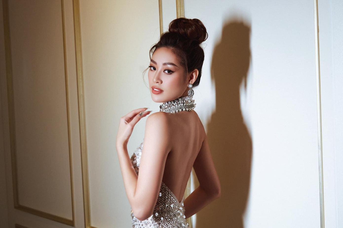 Thiết kế còn giúp Khánh Vân khoe trọn tấm lưng ong nuột nà và sexy.