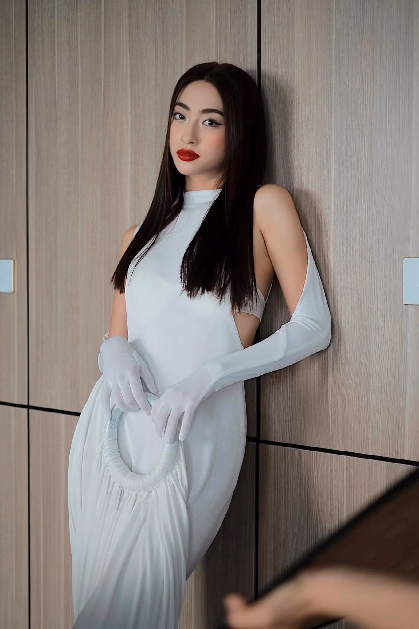 Hoa hậu Lương Thuỳ Linh bí ẩn và quyến rũ với bộ váy trắng có kiểu dáng lạ mắt.