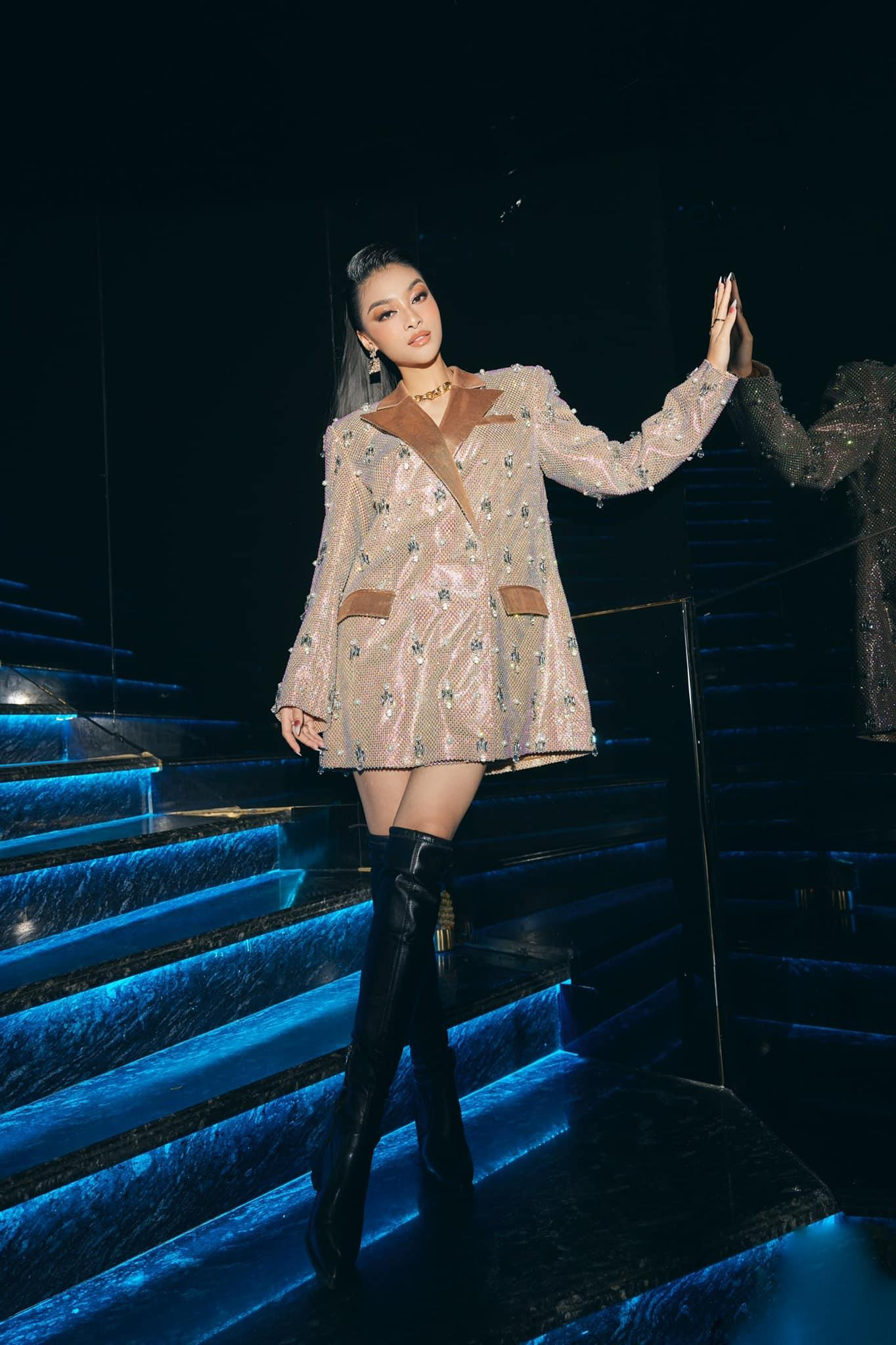 Á hậu Kiều Loan diện vest oversize đính kết lấp lánh khoe đôi chân thon dài gợi cảm.