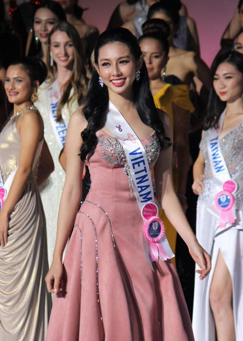 Trước khi đăng quang Miss Grand International 2021, Hoa hậu Thùy Tiên từng đại diện Việt Nam tham dự Hoa hậu Quốc tế 2018 ở Nhật Bản. Đây cũng là lần đầu tiên Thùy Tiên 'mang chuông đi đánh xứ người'.