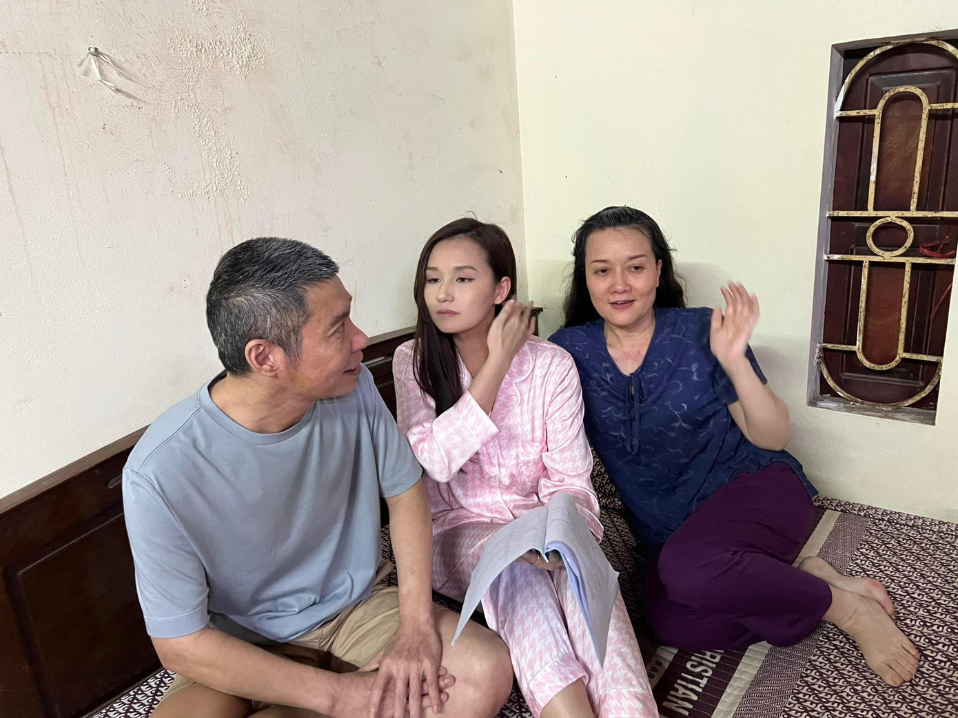 Lã Thanh Huyền chia sẻ về sự trở lại của Công Lý: “Khi NSND Công Lý lần đầu tiên xuất hiện ở đoàn phim, cả ê-kíp vỡ òa, hạnh phúc vì một lần nữa được nhìn thấy anh trở lại với nghệ thuật. Đây cũng là lần đầu tiên Huyền hợp tác với anh Lý và trong vai bố-con. Tôi nghĩ sẽ mang lại nhiều xúc cảm cho khán giả xem truyền hình”.