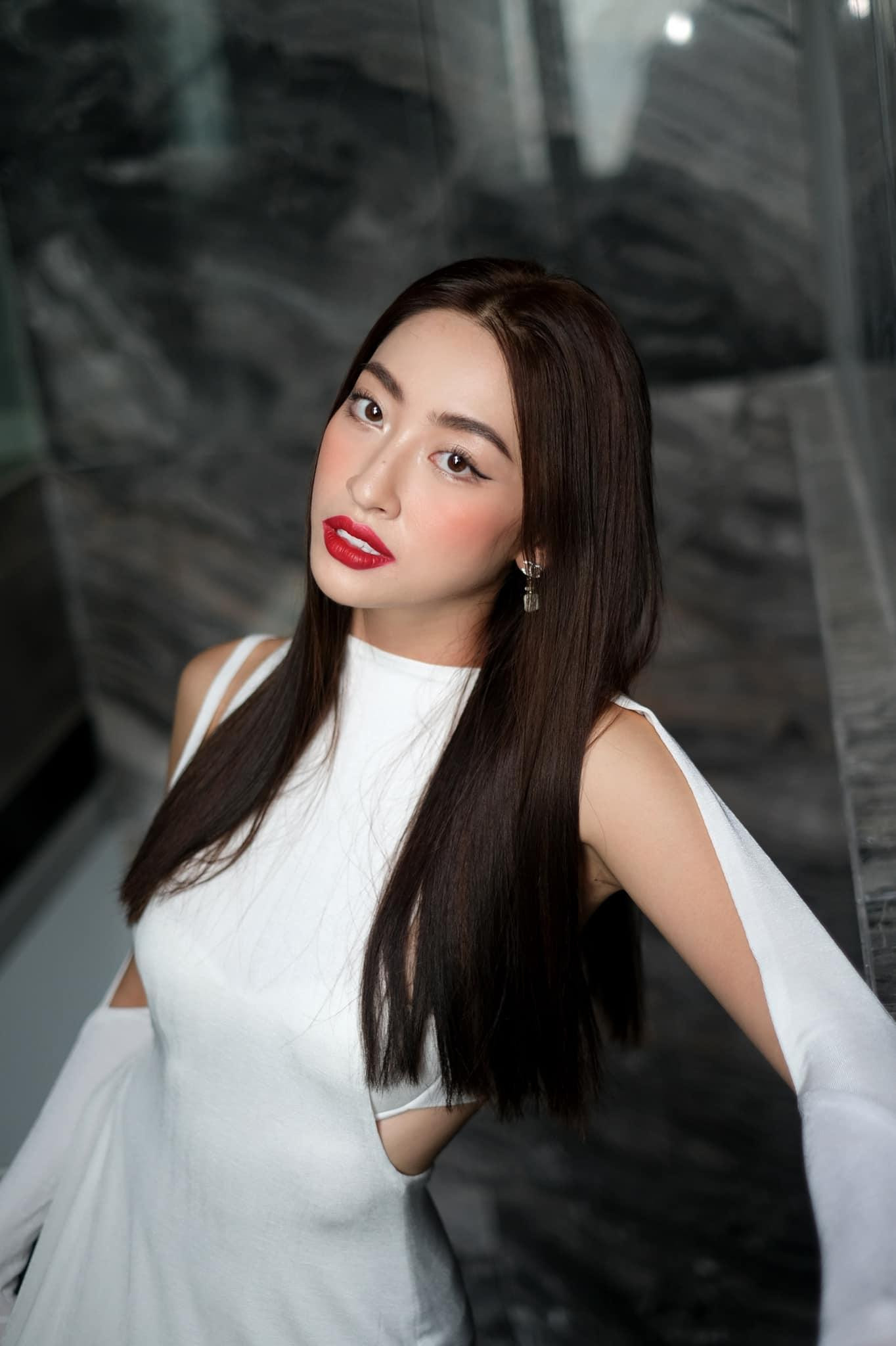 Người đẹp chọn tông trang điểm đậm với đôi môi đỏ để tôn lên vẻ quyền lực. Người đẹp chọn tông trang điểm đậm với đôi môi đỏ để tôn lên vẻ quyền lực.