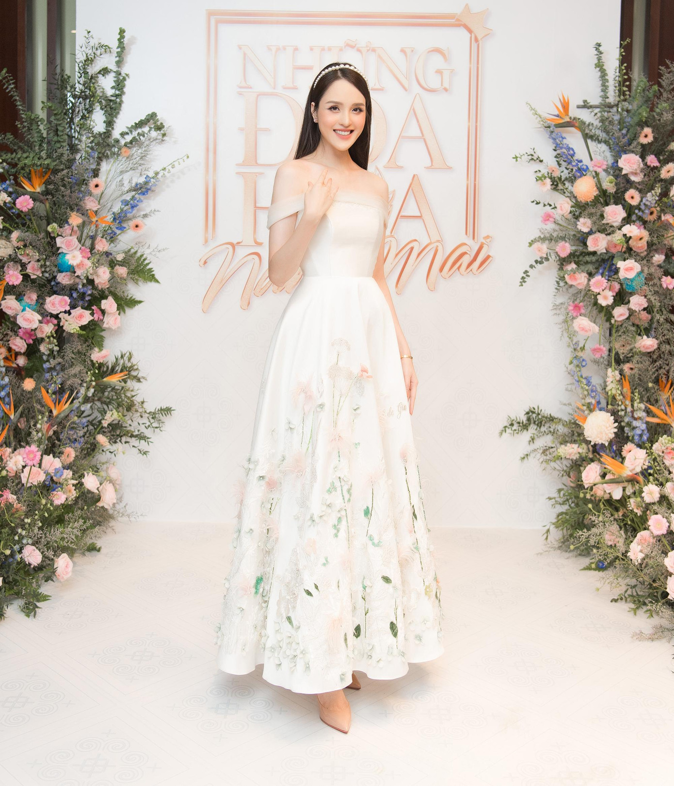Đã lâu mới xuất hiện, nàng Á hậu Việt Nam 2012 diện bộ váy đính hoa yêu kiều như một nàng công chúa, khoe trọn bờ vai trần gợi cảm.