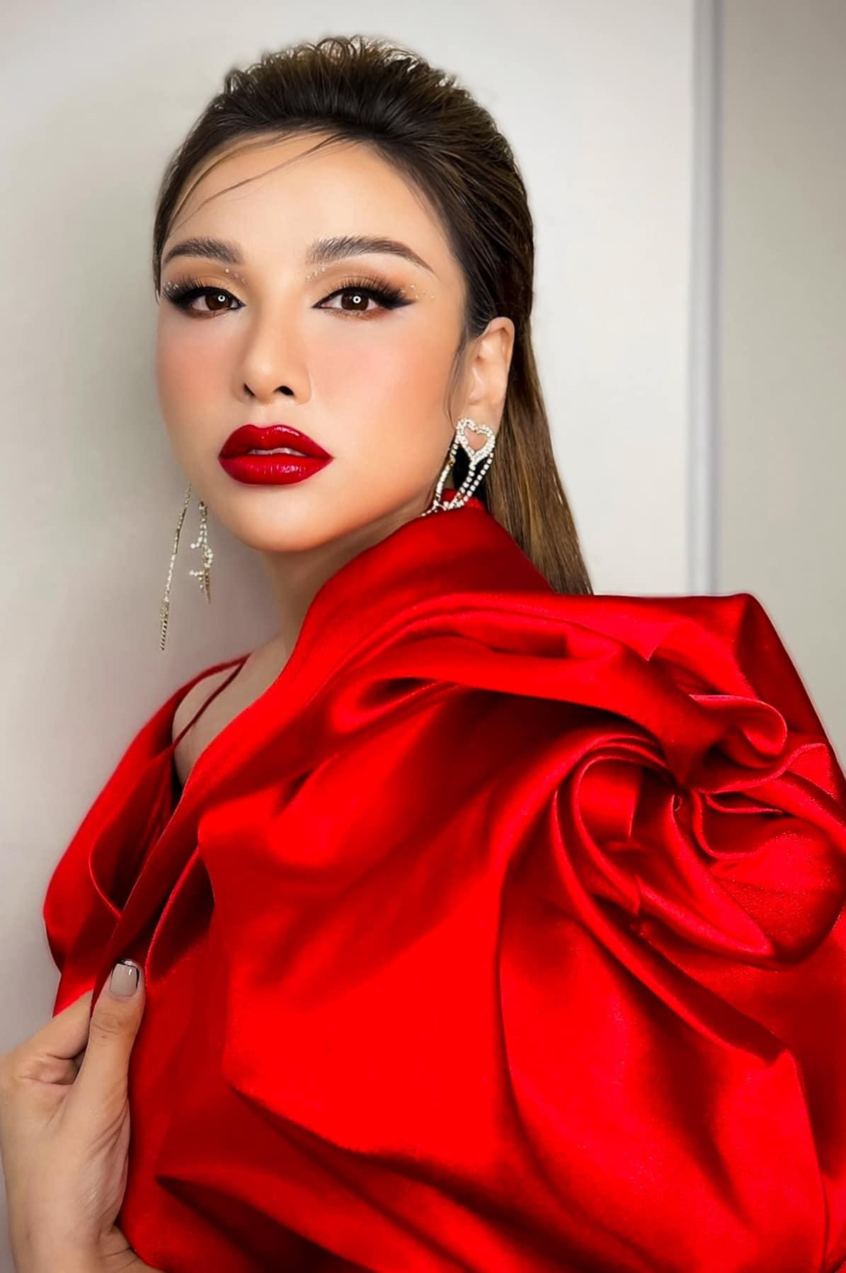 Hoa hậu Diễm Hương yêu kiều như một đoá hồng nhung với bộ váy đỏ rực.