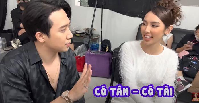 Hình ảnh Trấn Thành và Thuỳ Tiên trong hậu trường một chương trình được cho là "Người ấy là ai".