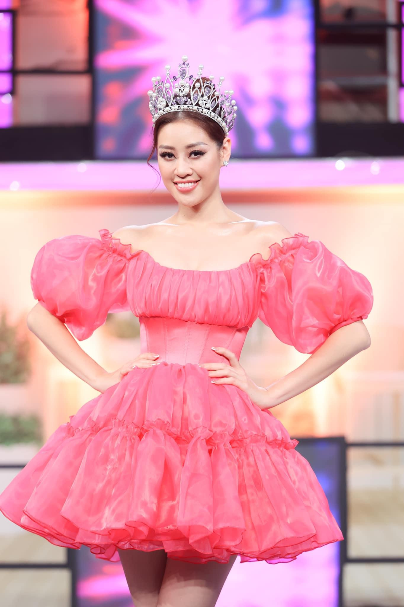 Hoa hậu Khánh Vân ngọt ngào như nàng công chúa với bộ váy tông màu hồng. Hoa hậu Khánh Vân ngọt ngào như nàng công chúa với bộ váy tông màu hồng.