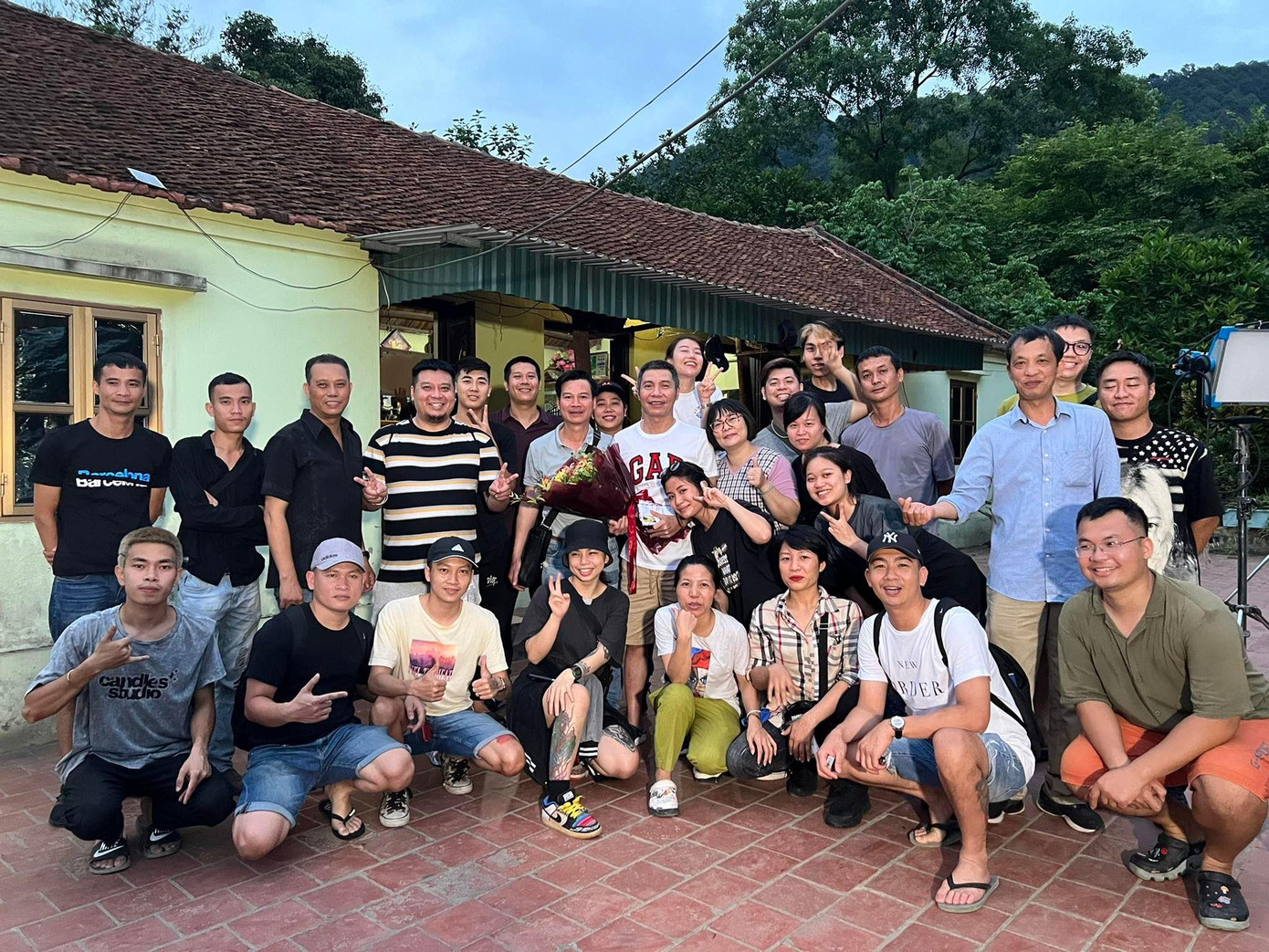 Mới đây, những hình ảnh mới nhất của NSND Công Lý trên phim trường ‘Chồng cũ, vợ cũ, người yêu cũ’ bên các bạn diễn Vân Dung, Lã Thanh Huyền đã được hé lộ. Đây là bộ phim mới nhất đánh dấu sự trở lại của NSND Công Lý sau thời gian điều trị sức khỏe khiến khán giả vô cùng vui mừng.