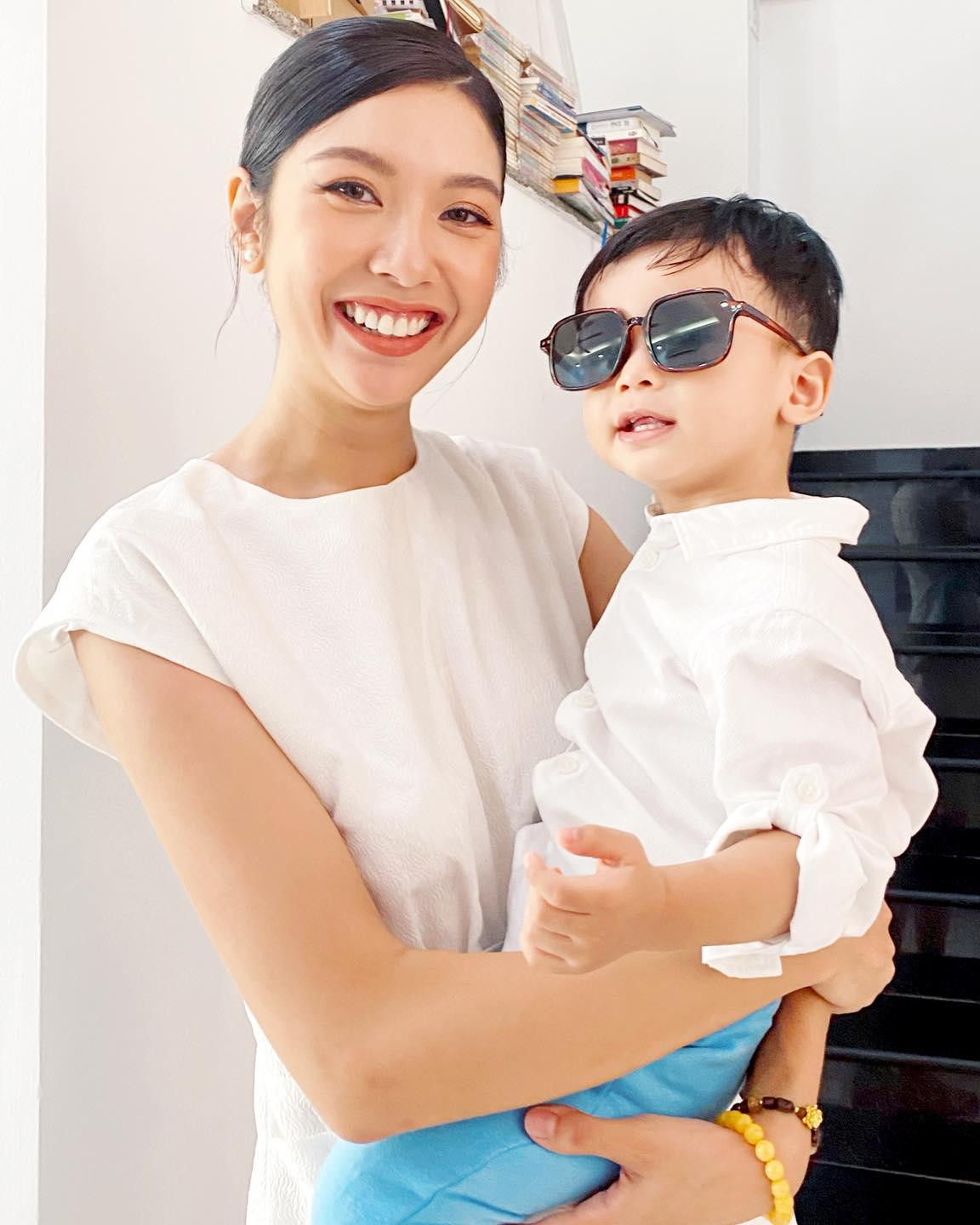 Á hậu Thuý Vân khoe cậu quý tử đáng yêu. Á hậu Thuý Vân khoe cậu quý tử đáng yêu.