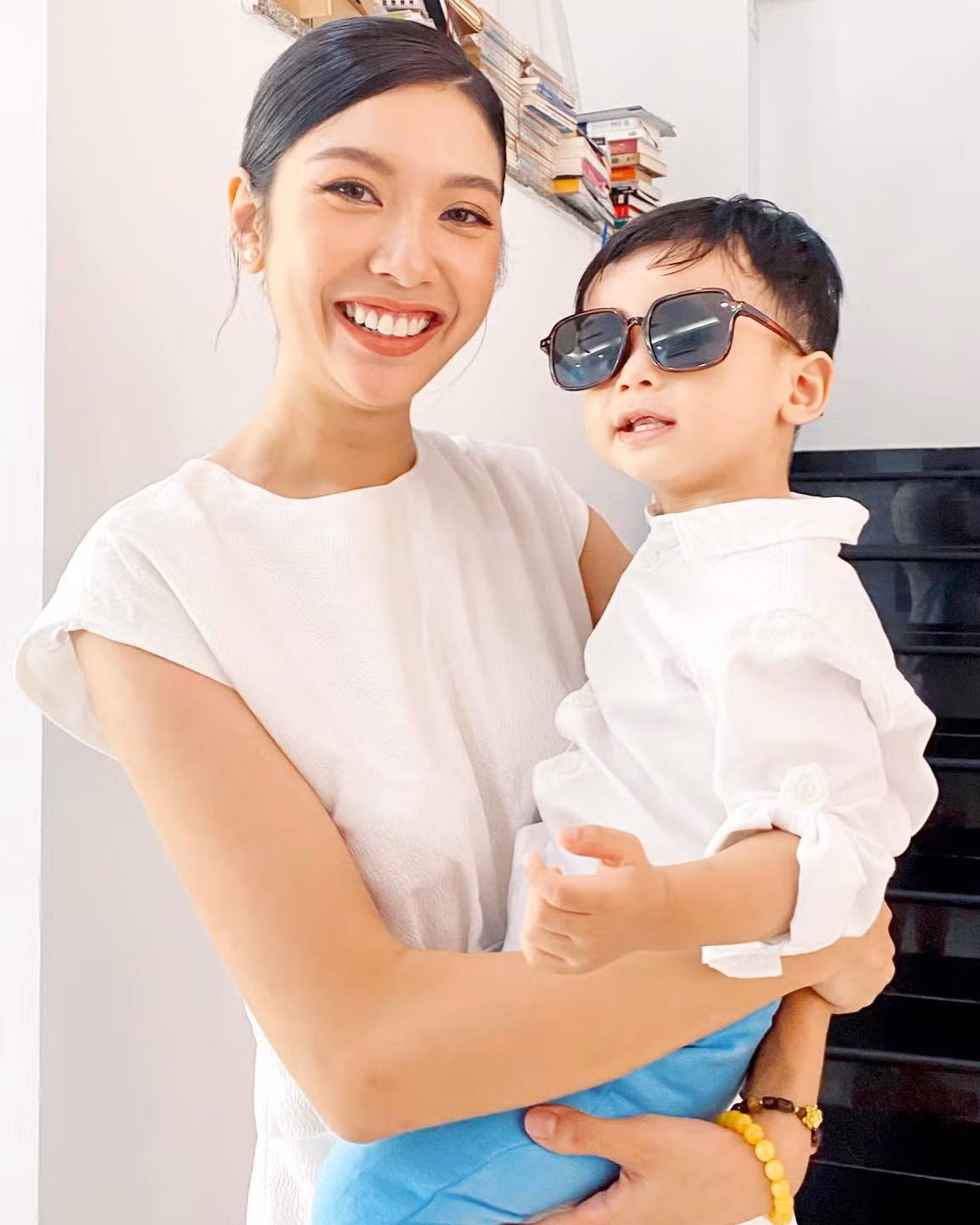 Á hậu Thuý Vân khoe cậu quý tử đáng yêu.