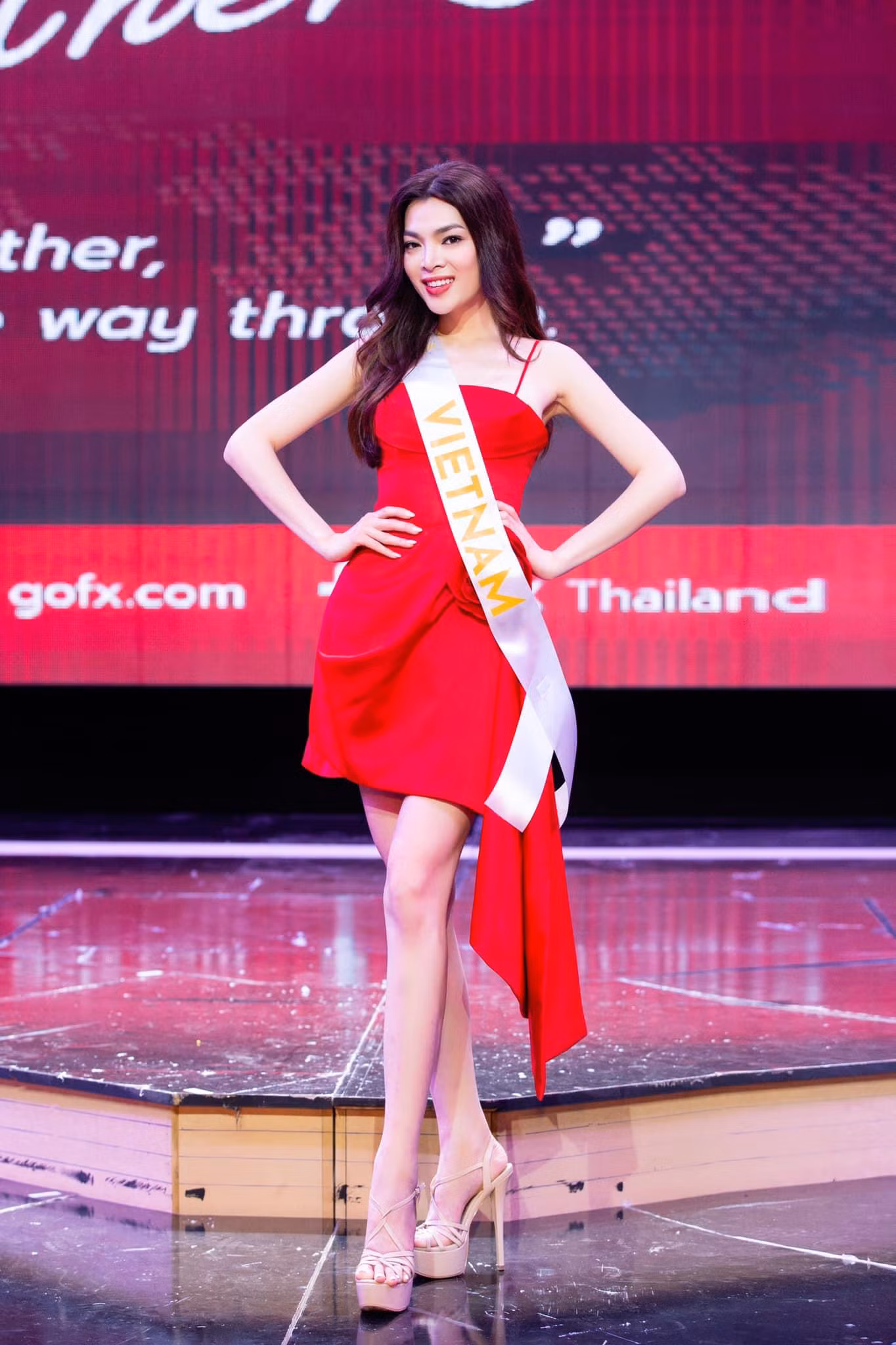 Tại buổi lễ trao sash trước đó, Trân Đài diện một thiết kế tông màu đỏ duyên dáng và thanh lịch.