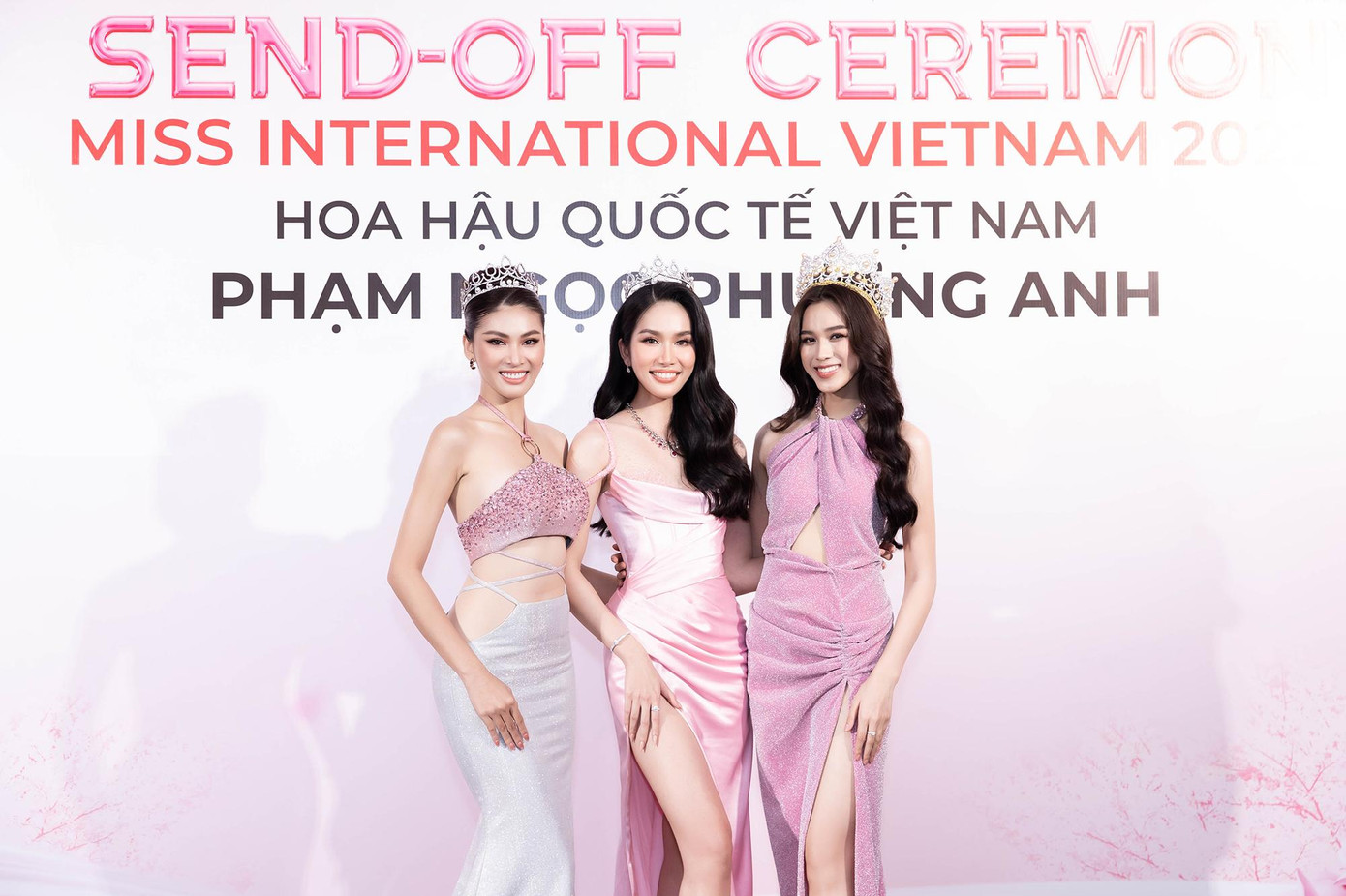 Top 3 HHVN 2020: Hoa hậu Đỗ Thị Hà, Á hậu Phương Anh, Á hậu Ngọc Thảo hội ngộ trên thảm đỏ.