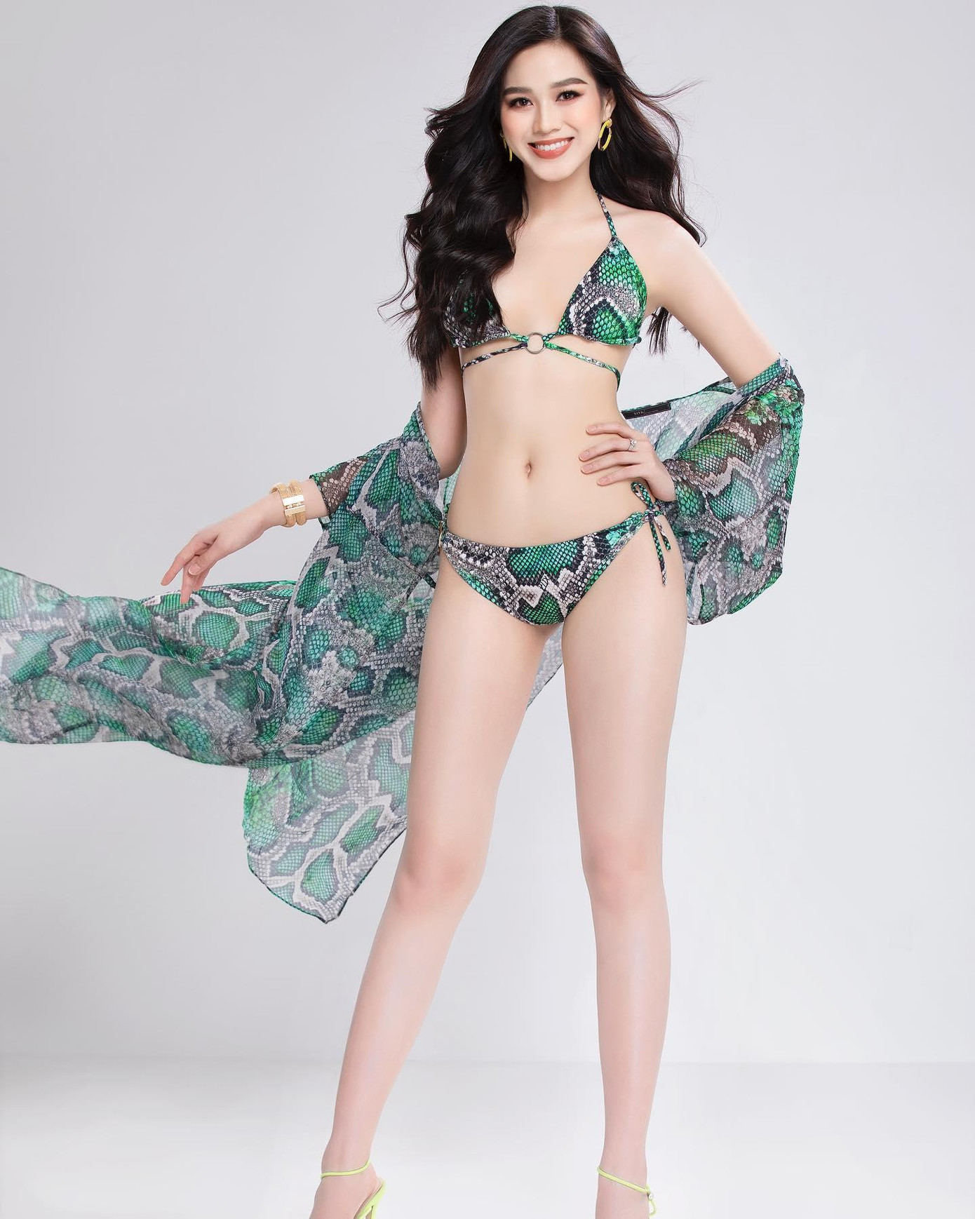 Để chuẩn bị cho cuộc thi Miss World 2021, trước đó Đỗ Thị Hà và ê-kíp cũng thực hiện một bộ ảnh nóng bỏng với trang phục bikini họa tiết da trăn.