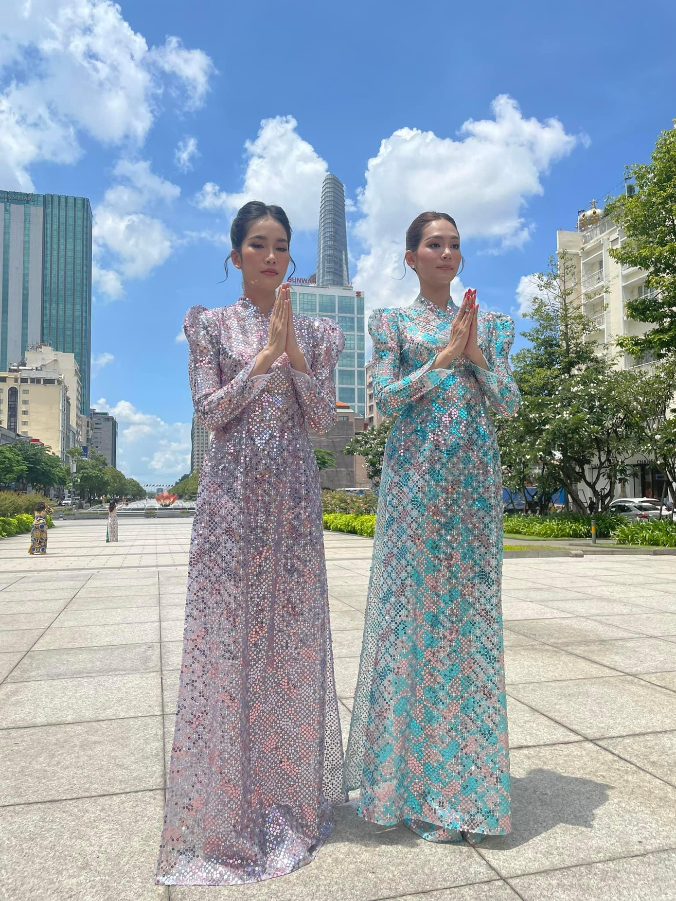 Sireethorn Leearamwat và Á hậu Phương Anh cùng diện áo dài nền nã và dịu dàng.