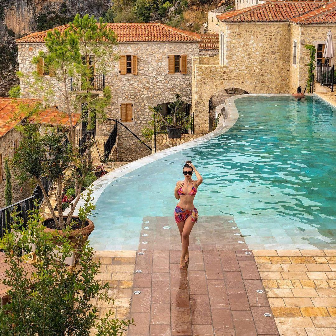 Deta Kokomani sở hữu một body cực kỳ săn chắc và nóng bỏng khiến fans trầm trồ.