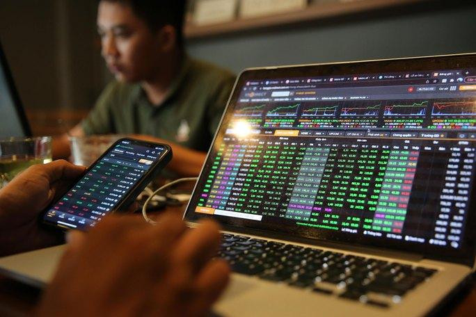 Giao dịch trên thị trường chứng khoán ngày càng thấp bất kể thị trường xanh hay đỏ. Ảnh: HOÀNG TRIỀU.