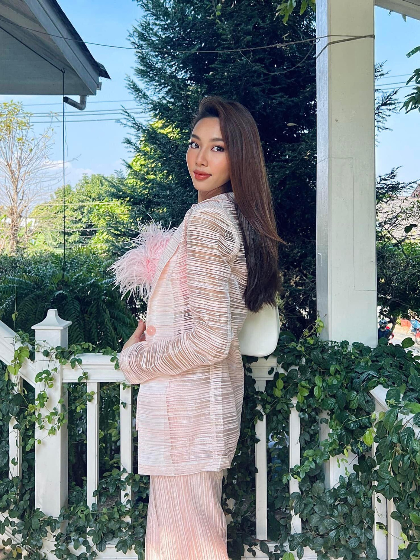 Tông màu hồng nhạt tôn lên nhan sắc xinh đẹp và kiều diễm của Hoa hậu Hòa bình Quốc tế 2021.