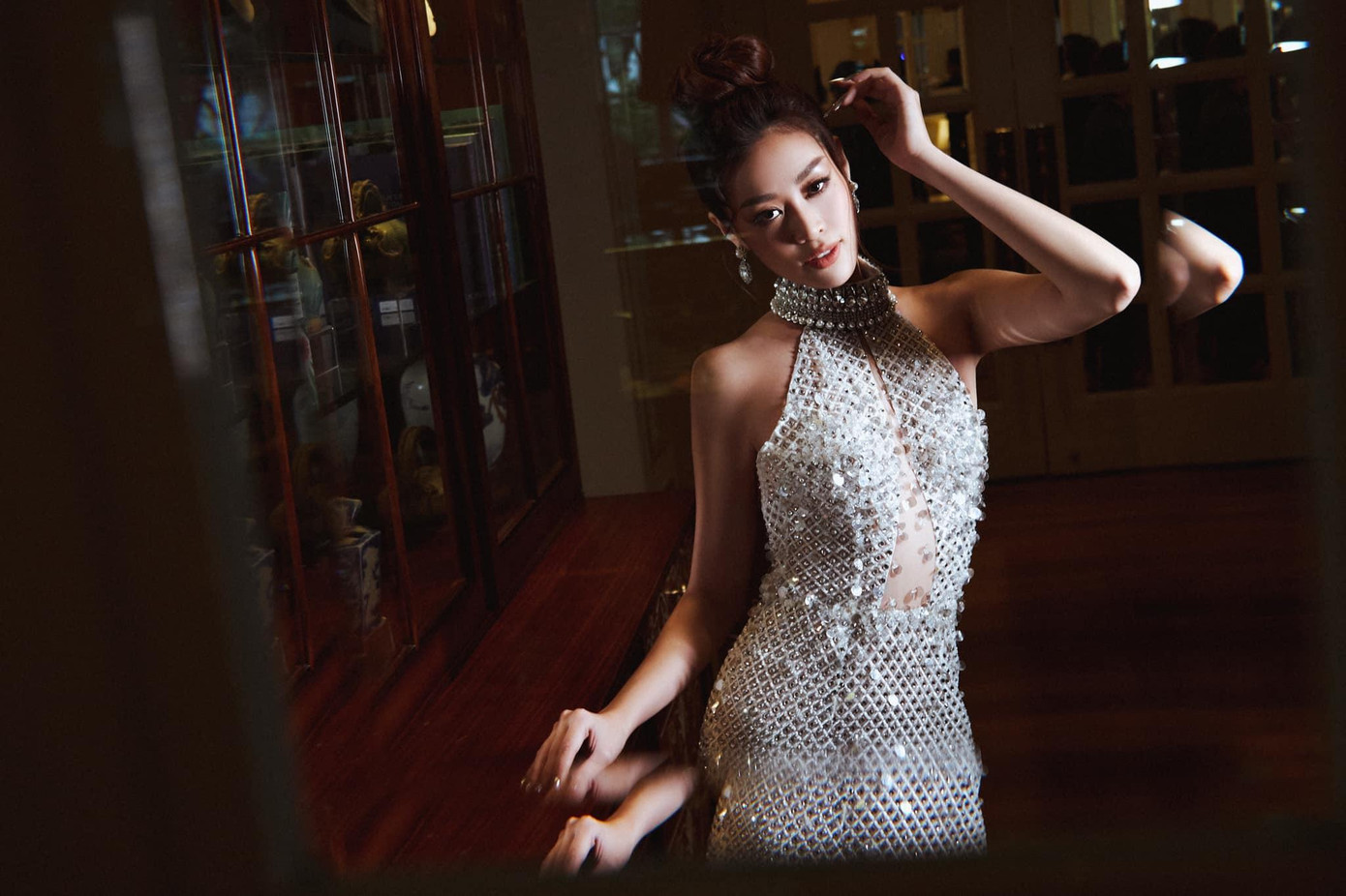 Hoa hậu Khánh Vân diện váy sequin kiểu cổ yếm khoe vai trần quyến rũ.