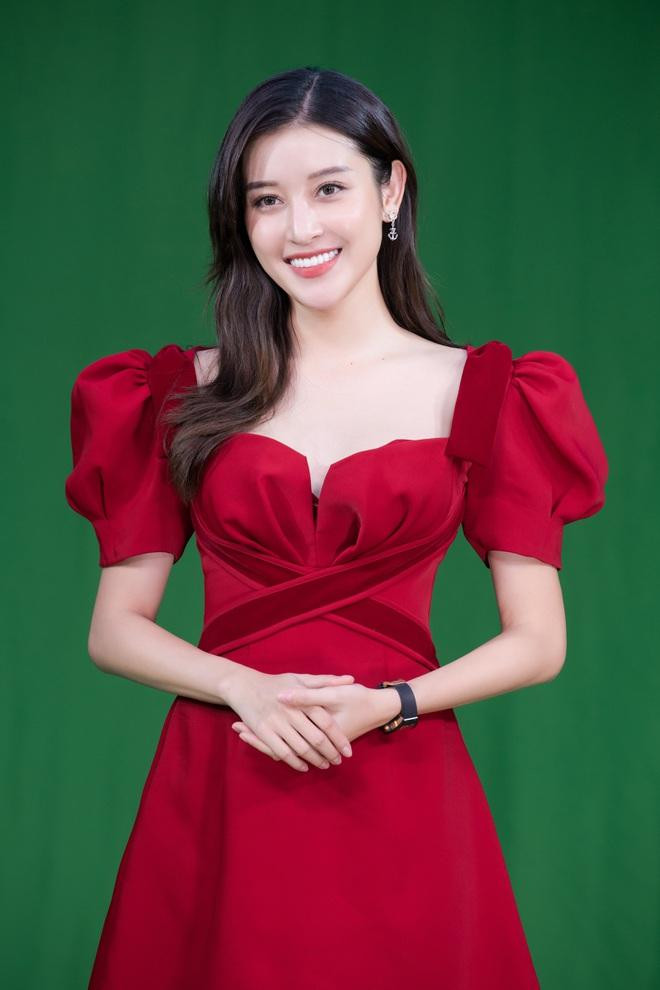 Cô gặp sự cố về trang phục ngay trong lần đầu tiên lên sóng. Cô gặp sự cố về trang phục ngay trong lần đầu tiên lên sóng.