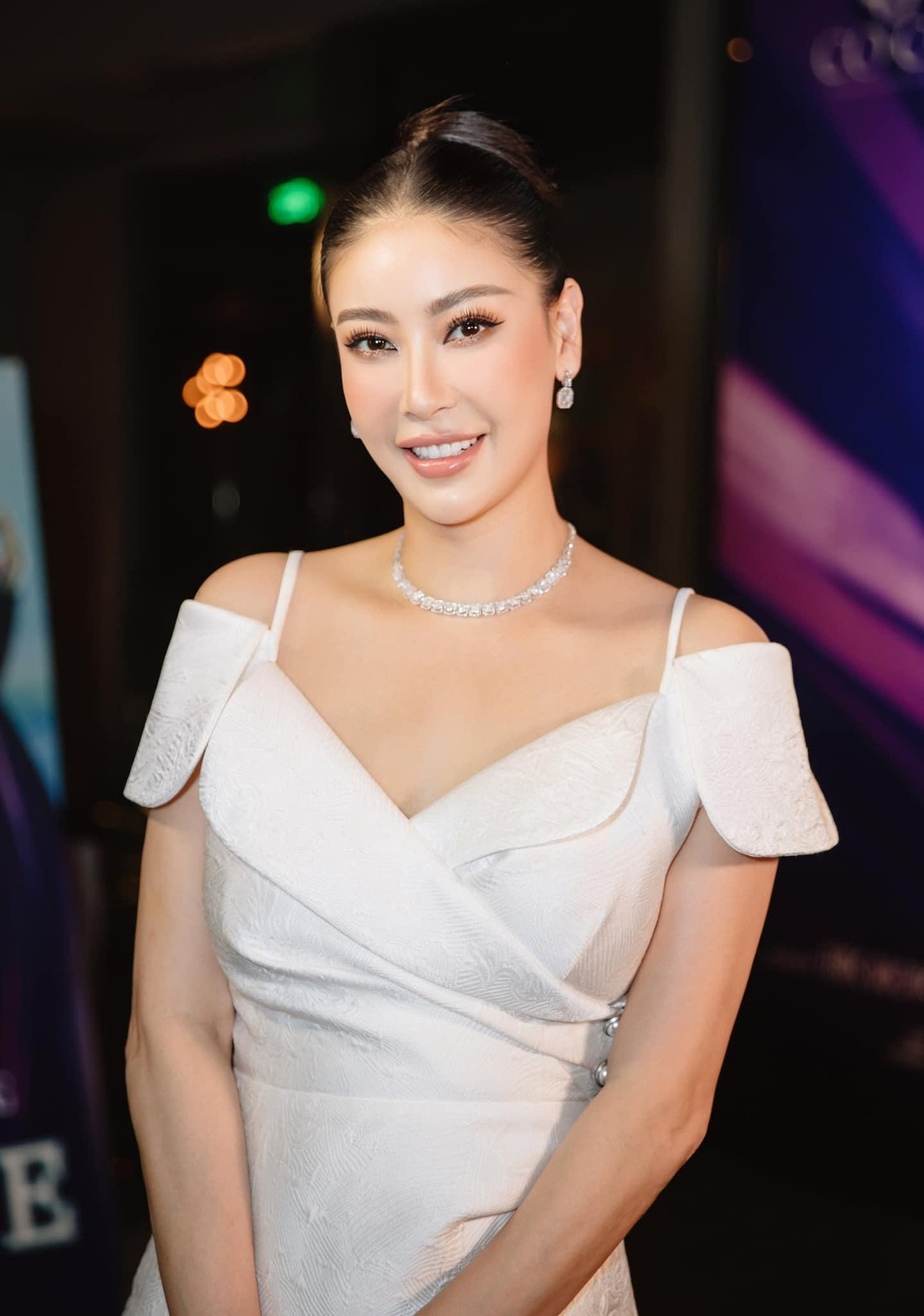 Hoa hậu Hà Kiều Anh sang trọng và quyến rũ với bộ váy tông màu trắng. Hoa hậu Hà Kiều Anh sang trọng và quyến rũ với bộ váy tông màu trắng.