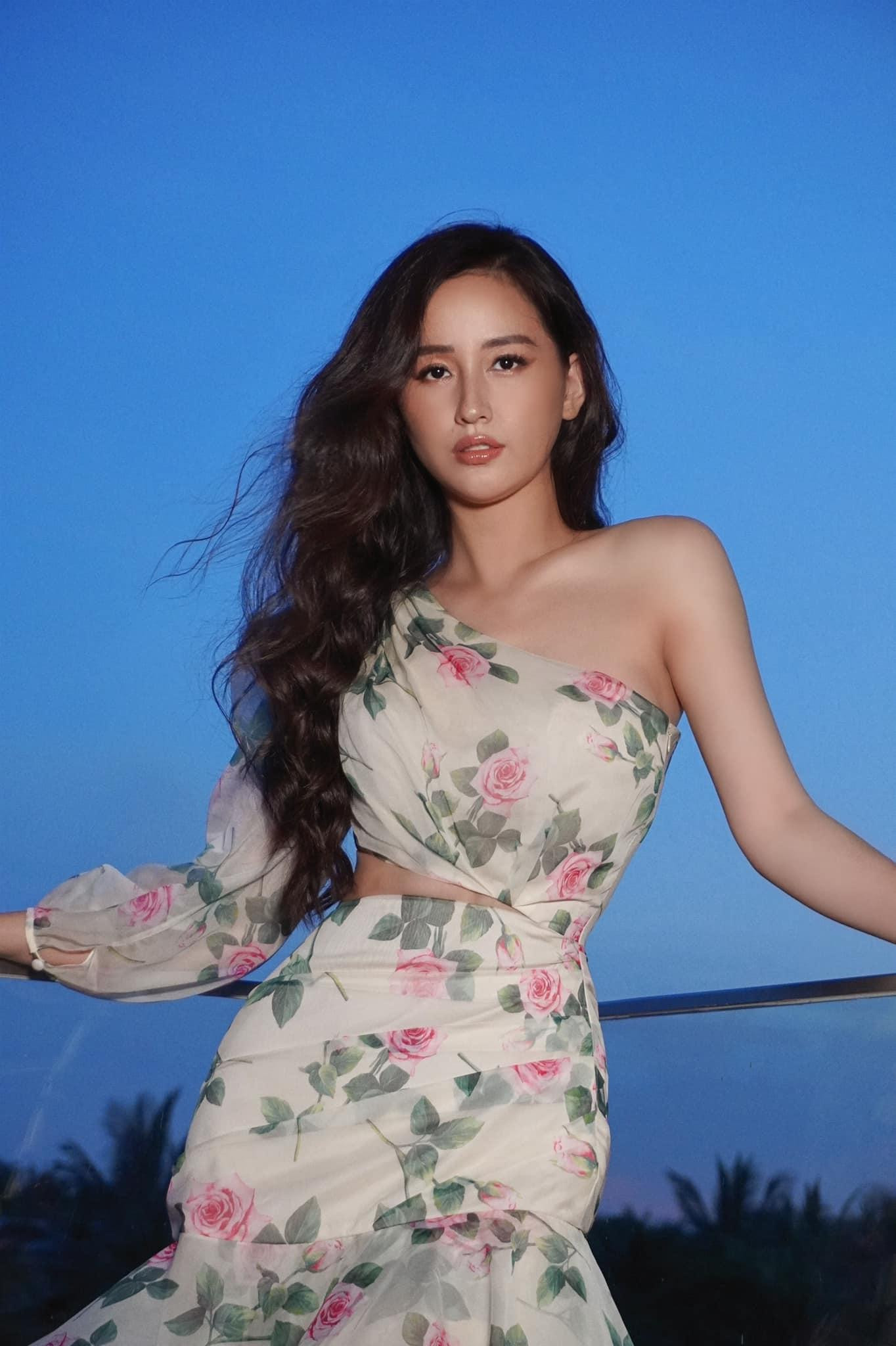 Hoa hậu Mai Phương Thuý khoe vóc dáng yêu kiều và quyến rũ với bộ váy hoa lệch vai.