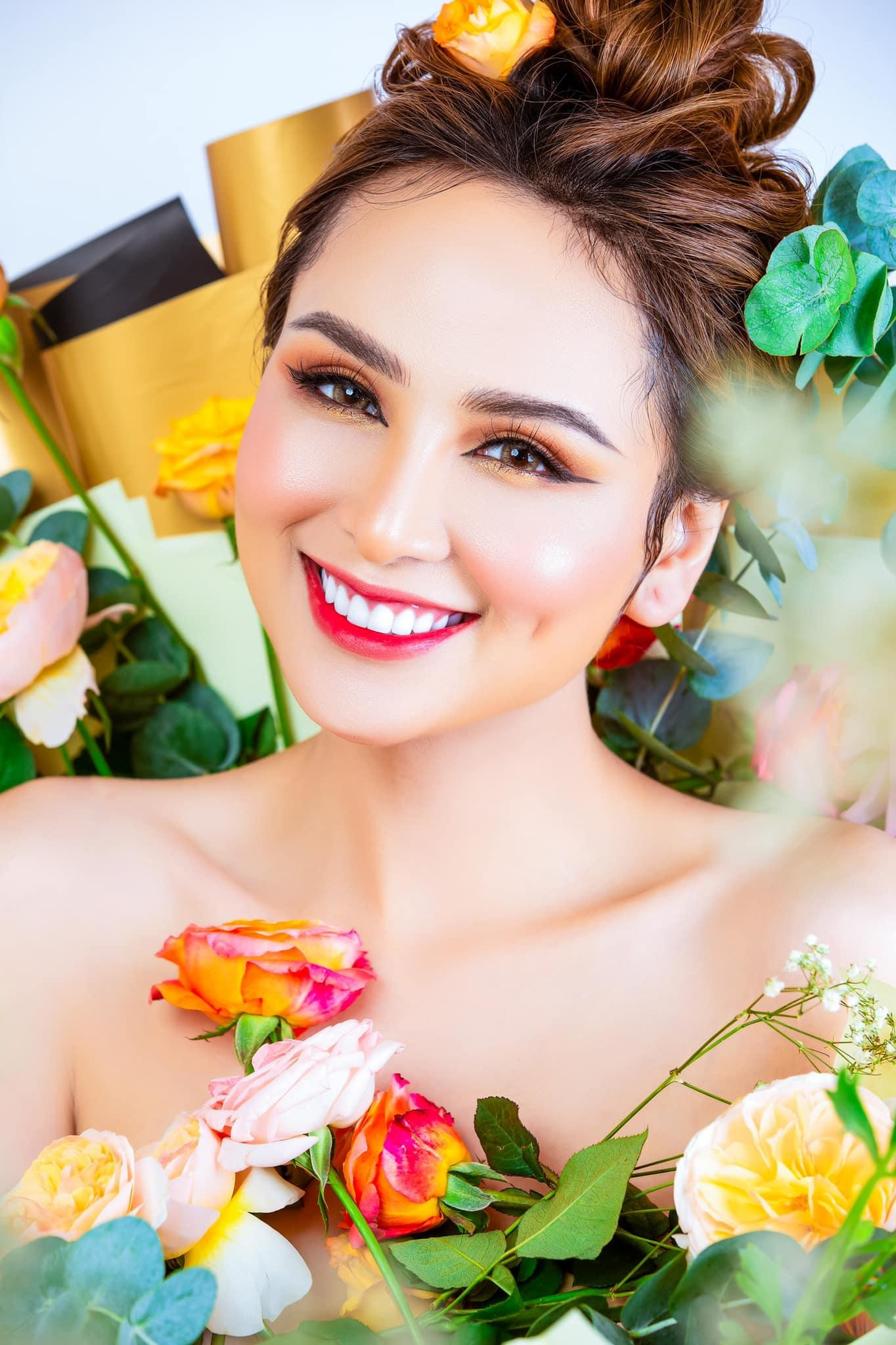 Hoa hậu Diễm Hương đẹp tựa công chúa yêu kiều giữa vườn hoa.