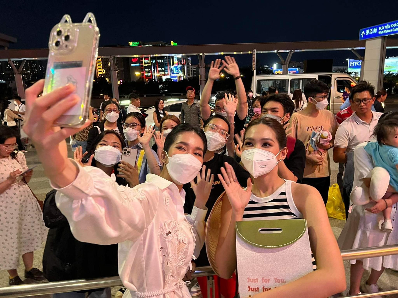 Tối 14/6, Á hậu Phương Anh đã tiễn Hoa hậu Quốc tế 2019 Sireethorn Leearamwat ra sân bay Tân Sơn Nhất để trở về nước sau khi kết thúc chuyến công tác 3 ngày tại Việt Nam.