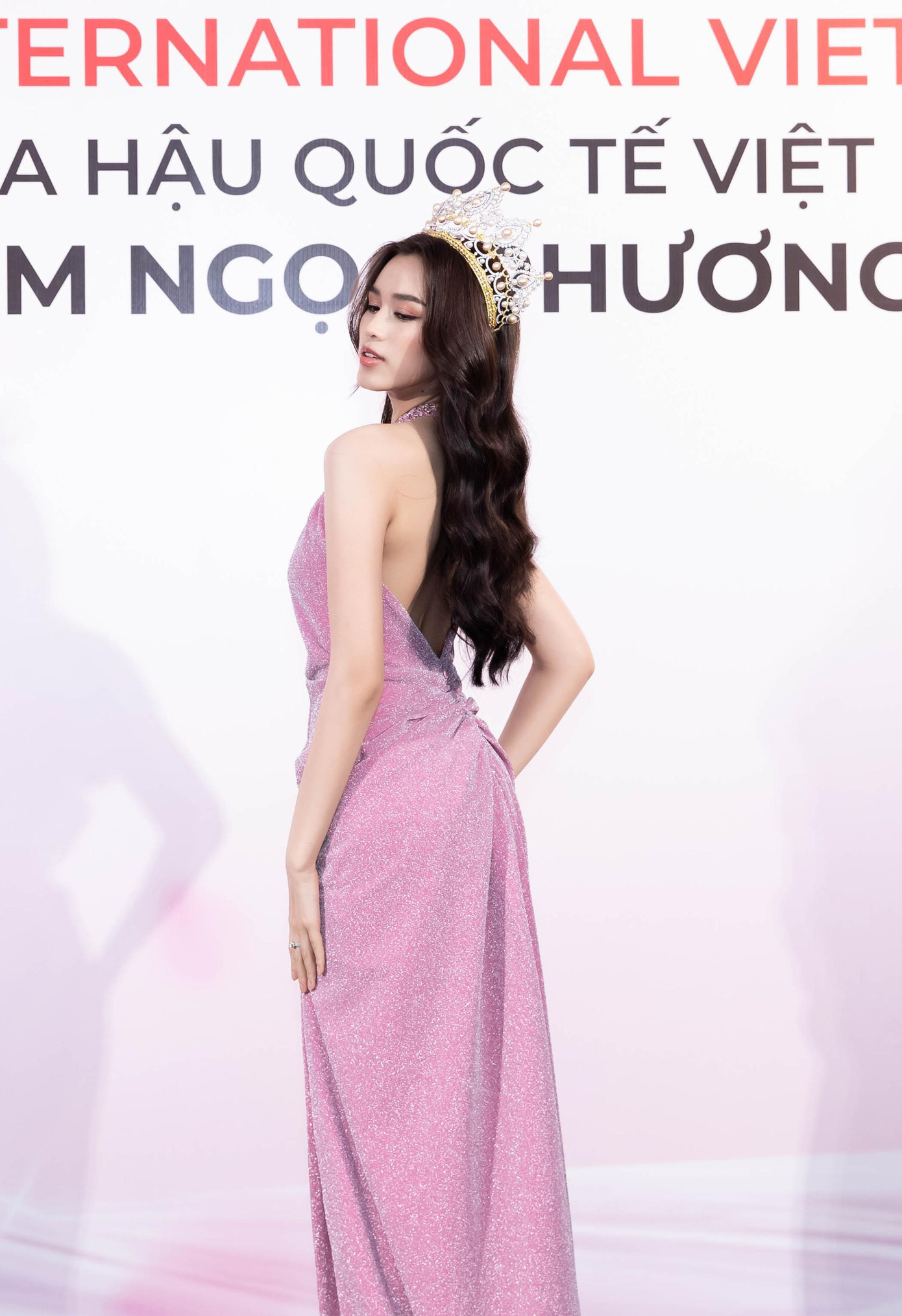 Thiết kế còn giúp người đẹp xứ Thanh khoe tấm lưng ong nóng bỏng.