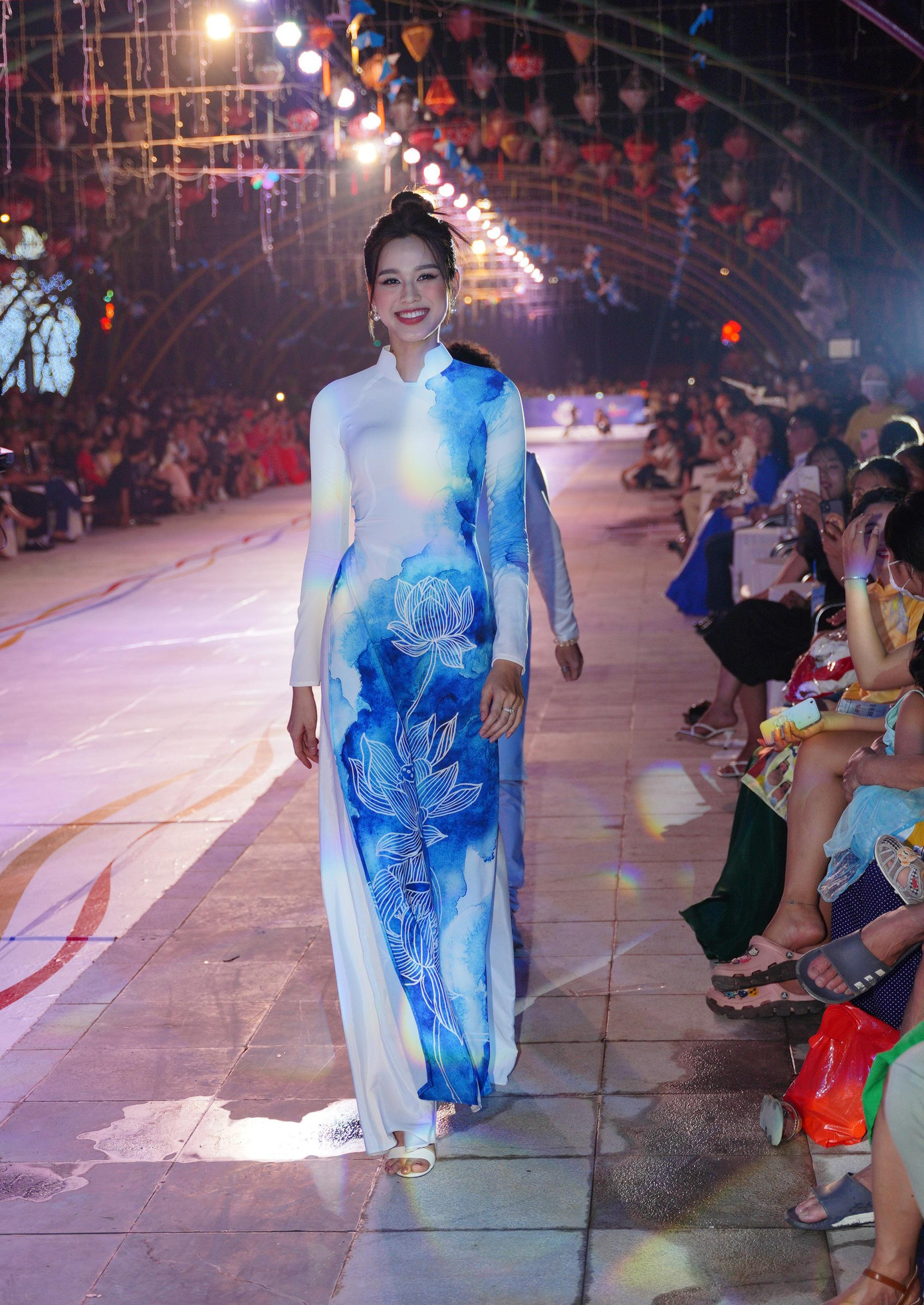 Sự xuất hiện của top 13 Miss World 2021 tại sự kiện thu hút sự chú ý của các khán giả thành phố Phú Thọ.